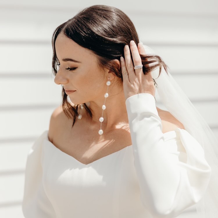 Custom MMH 🤍 Have a design in mind but can’t find it in the collection? Get in touch and I’ll see if I can bring it to life for you ☺️
#weddingsaustralia #australianweddings #weddingsofsydney #sydneyweddings #melbourneweddings #brisbaneweddings #adelaideweddings #perthweddings #southcoastweddings #southernhighlandsweddings #sydneybride #melbournebride #weddingseason #weddinginspo #onefineday #weddingjewellery #bridaljewellery #bridesmaidsjewellery
#buyfromthebush #handmadeinaustralia #southernhighlandweddings #bridalearrings #countryliving #coastalweddings #southcoastweddings #weddingideas #ruralweddings