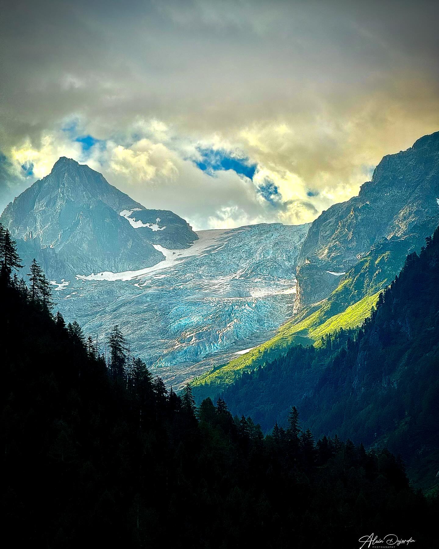 Glacier du Trient à 8h ce matin…j’aime mon bureau ! 😃
#tmb #saveglaciers #trient #hikeswitzerland #photoslahaut #moutain #mountainlovers #montblanc #chamonix #uimlaguide #uimlamountainleader #alliberttrekking