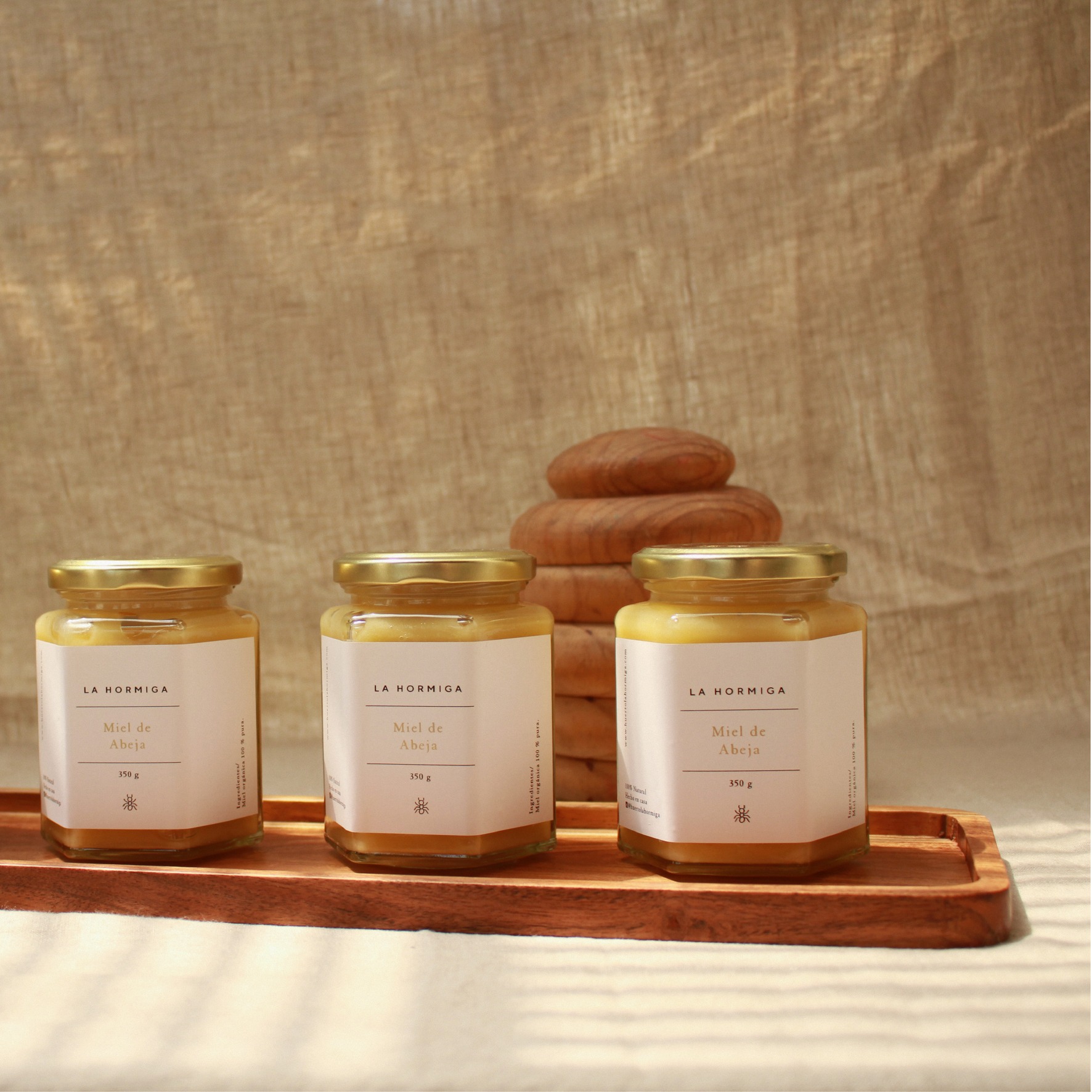 La miel de abeja "Mantequilla" 🐝
🍯Esta miel es mucho más densa y opaca que otras, de color amarillo claro. Es envolvente en el paladar, dulce y aterciopelada. Tal como su nombre lo indica, a simple vista se parece a la mantequilla. Es ideal para untar sobre panes más que para endulzar bebidas.
💛¿Qué beneficios tiene la miel mantequilla?
BENEFICIOS: Estimula y regula el sistema digestivo, mejora la memoria, activa y fortalece el sistema inmune,brinda energía y vigor.