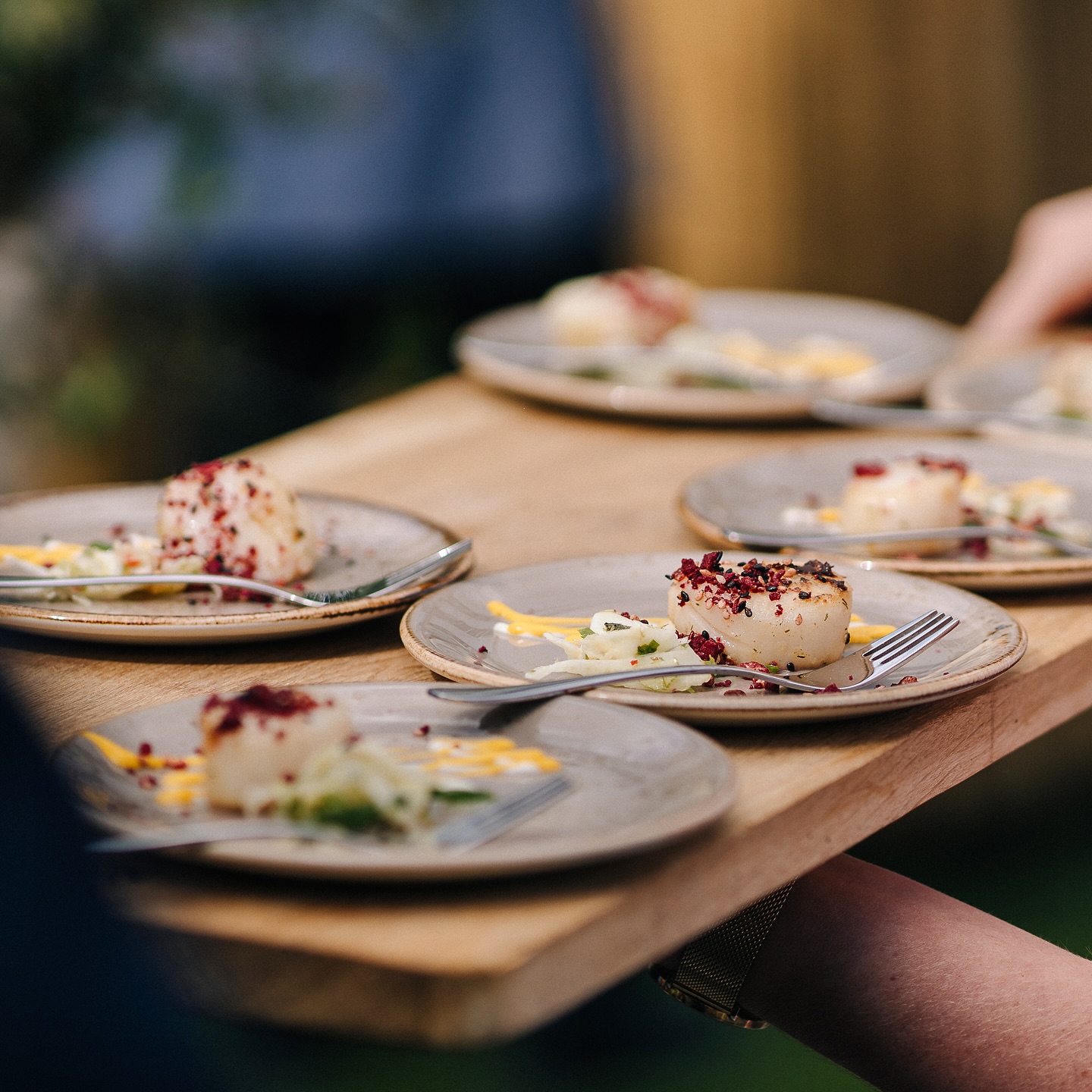 ‘Coquille’ is Frans voor schelp. De wilde St. Jakobsschelp, ook wel sea scallop genoemd, is de echte MVP. De zijdezachte coquille, perfect geschroeid op de BBQ, is een gegarandeerde smaakexplosie! 😋🐚✨
#WeCanteen #KlantRelatieEvent #AToastToYou #SummerLounge #SeafoodMagic #ShellYeah #coquilles