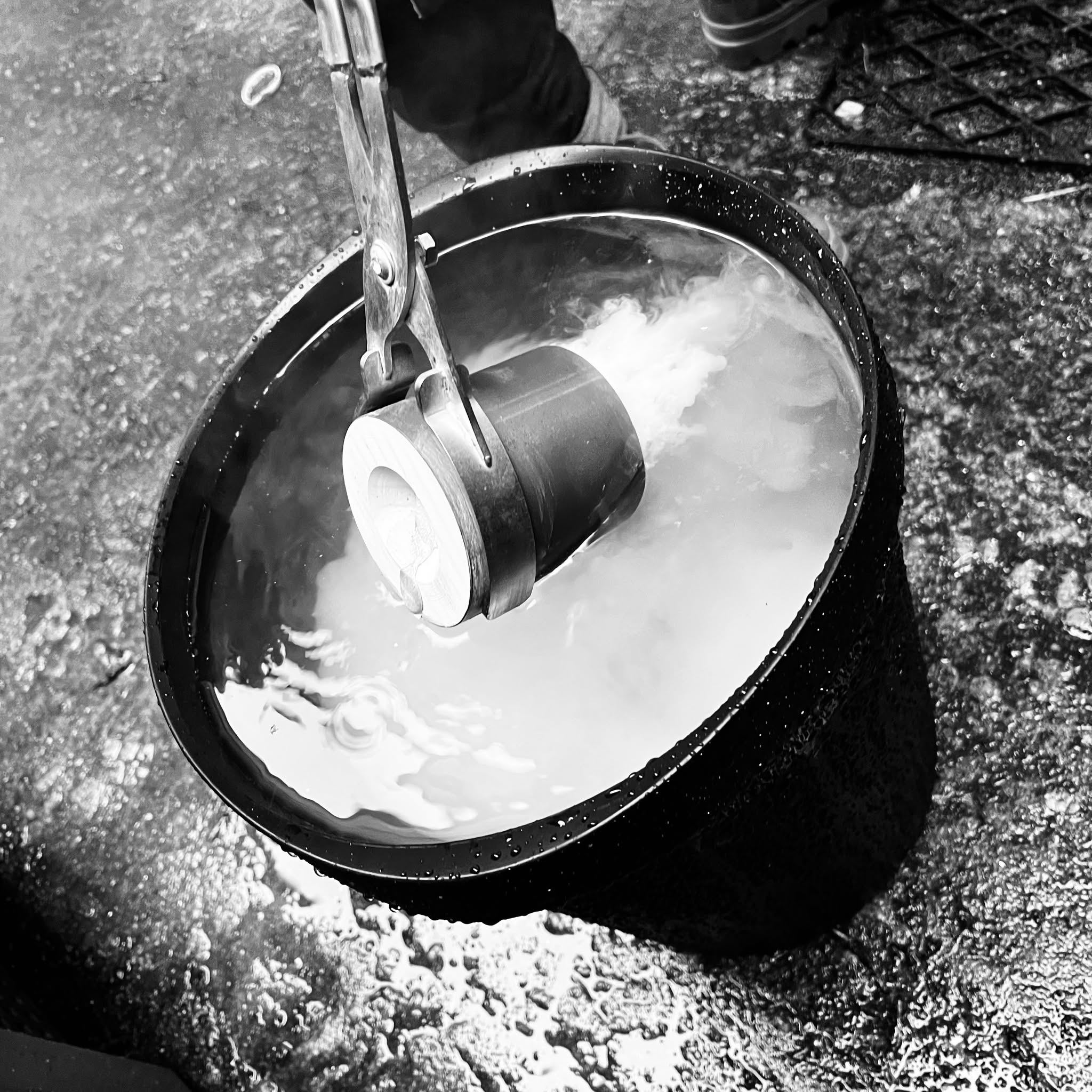 Et hop, à l'eau 🏊♂️
Le cylindre contenant le metal fraichement coulé est plongé dans de l'eau, avec le choc thermique, le plâtre se décompose et libère les pièces.
#atelier #workshop #fonderie #quimper #bretagne #finistere