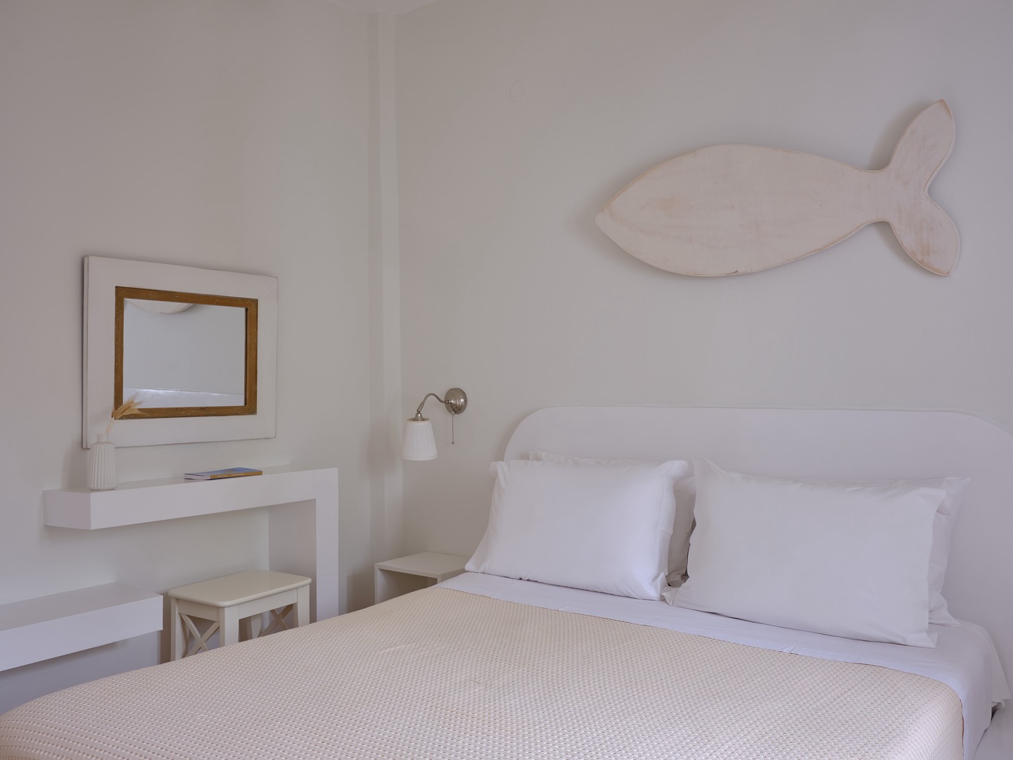 Experience the serene simplicity of Cycladic design, where every detail embodies the warmth of Greek hospitality. Whether you’re here with family, friends, or that special someone, @aelia_andros welcomes you to a peaceful escape. 🐟✨ #AndrosIsland #GreekGetaway #CycladicCharm #aelia #cyclades