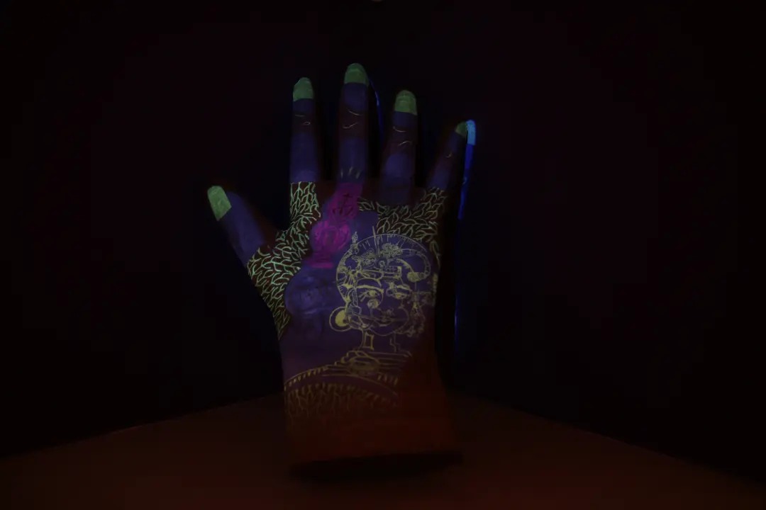 Happy International Women's Day! As we celebrate the strength, resilience, and achievements of women everywhere, today we look back at artworks from DAS 2020.
Photograph 1 - Chitra Ganesh unpacks gender and power in a futurist imaginary inspired by the utopian, feminist, sci-fi novella Sultana's Dream (1905) by Bengali author and social reformer Begum Rokeya Sakhawat Hossain. In the words of the artist, the project 'draws on Hossain's vibrant imagery, translating a story written in verse into a visual grammar that connects with problems that shape 21st-century life: apocalyptic environmental disaster, the disturbing persistence of gender-based inequality, the power of the wealthy few against the economic struggles of the majority, and ongoing geopolitical conflicts that cause widespread death and suffering.
Photograph 2 - Gisela McDaniel is a mixed-race Chamorro artist whose DNA carries the complex history of colonisation on the American territory of Guam. Many people are unaware that the United States still holds five inhabited territories from the Caribbean Sea to the Pacific Ocean that fall under the definition of a colony. The power and interests of the US military are given as reasons to deny the people of these colonies the same rights of self-governance that America fought for in the War of Independence in 1776. Gisela's paintings subvert traditional power relations by allowing the subject to talk back to the viewer through overlaid audio interviews. This haunting series of portraits provide a portal into the struggle of mixed-race people to find a sense of belonging and to pick a side in conflicted cultural and political battles for autonomy.
From the collection of Samdani Art Foundation
@dhakaartsummit
@nadiasamdani
@rajeebsamdani
@dhakadiana
@rux_q
@chitraganeshbkny
@giselamcdaniel
@swilin_haque
@sazzad1985
@iftekharnoor
#dhakaartsummit #samdaniartfoundation #dhaka #art #artwork #DAS #exhibitions #contemporaryart #womensday #SAF #feministfuture