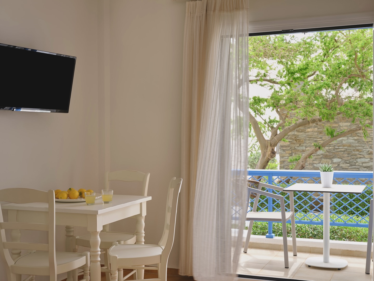 Summer vibes at @aelia_andros ☀️🍋 Enjoy the refreshing taste of homemade lemonade and the tranquility of your private balcony.
.
.
.
#aelia #andros #greece #greekislands #familyholidays #visitandros