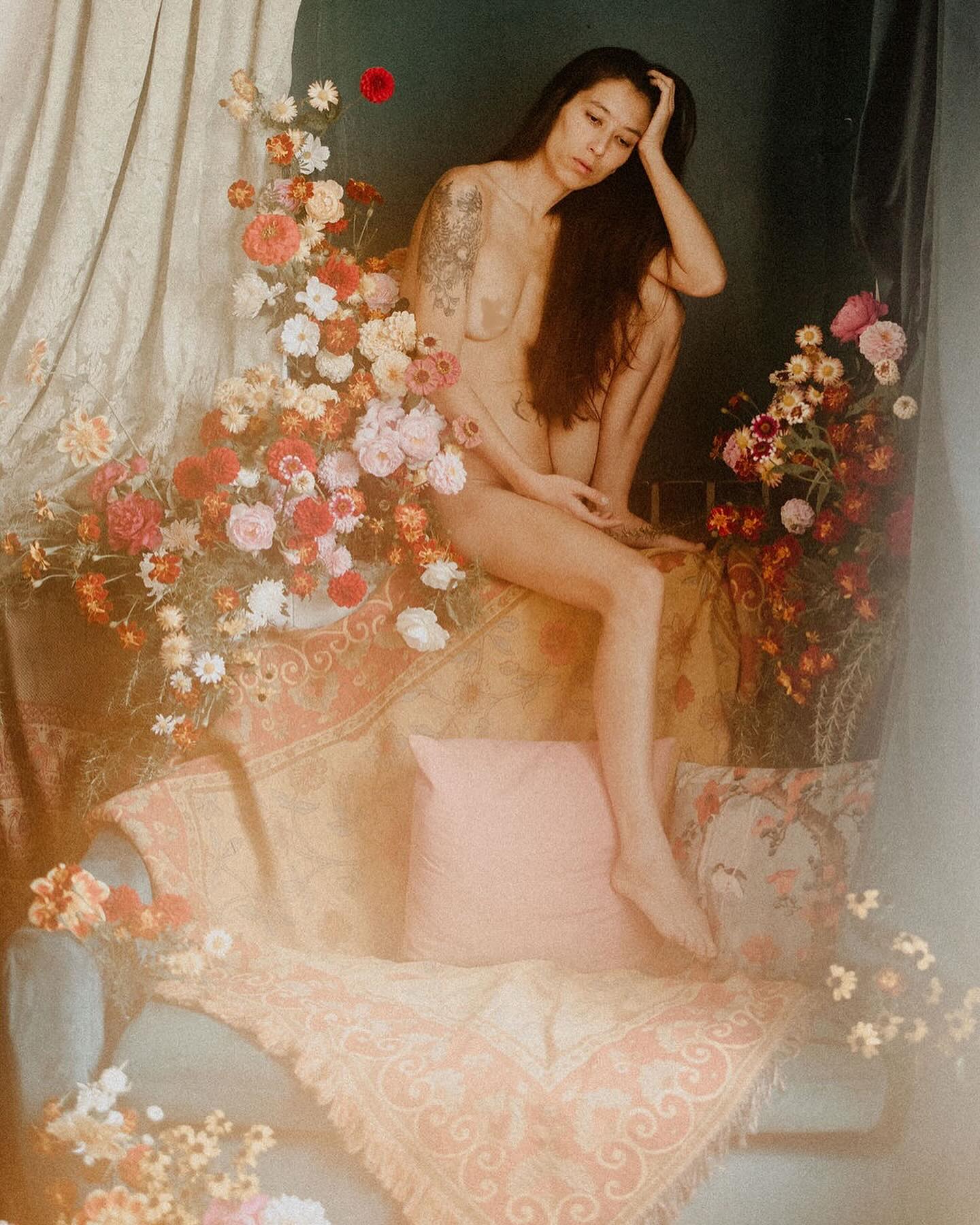 (Deuxième tentative de publication après floutage des 🍒)
L’automne/hiver c’est pas trop la période pour se dénuder sauf peut-être pour les nanas du collectif @nu.e.s_ ☺️
Voilà un moment qu’il fallait que je vous partage quelques images de la première retraite de ces photographes que j’ai eu le plaisir d’accueillir quelques jours à l’automne 2022 (euh oui déjà 🙈)
Elles se rassemblent pour questionner ensemble leur regard artistique sur le corps, notamment celui des femmes. L’occasion pour ces photographes de se mettre elles même dans le rôle de modèle, un jeu de miroir de leur propre pratique, une recherche sur la manière de questionner comment on montre la peau, la chair, le corps sans le seqsualiser ou l’esthetiser de le transformer en objet de désir.
Leur démarche m’inspire beaucoup et nombreuses de leurs photos me donnent un sentiment de liberté, de solidarité et de résilience. Elles font écho à mon envie profonde de me confronter à de grands espaces, à la nature, au besoin que j’ai de nourrir un corps puissant sans se soucier de son apparence ou de l’effet qu’il produit sur les autres.
Thanks for the great work @solveigandronan @ @laboheme_photographie @cyrielleriba @julieblin_ @likabanshoya @dorotheebuteau