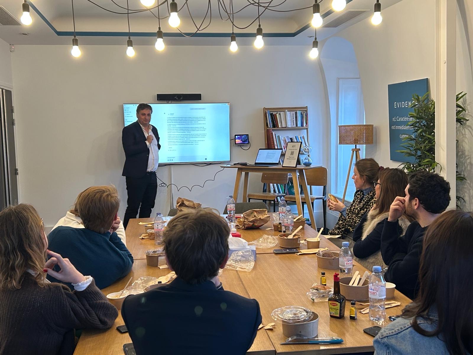 🚀 Nous avons eu le plaisir d’accueillir dans nos bureaux Guillaume LEBOUCHER, l’un des plus grands spécialistes de l’intelligence artificielle, à l’occasion de nos « Déjeuners Culture », organisés chaque mois pour nos collaborateurs.
🧠 Lors de cet échange, Guillaume nous a plongés au cœur des actualités les plus marquantes sur l’IA. Il nous a également présenté des outils innovants, directement applicables à nos pratiques professionnelles, pour transformer nos habitudes de travail et gagner en efficacité.
Merci à Guillaume pour son expertise et son enthousiasme, et à nos équipes pour leur participation active à ce moment d’apprentissage et de partage !
#intelligenceartificielle