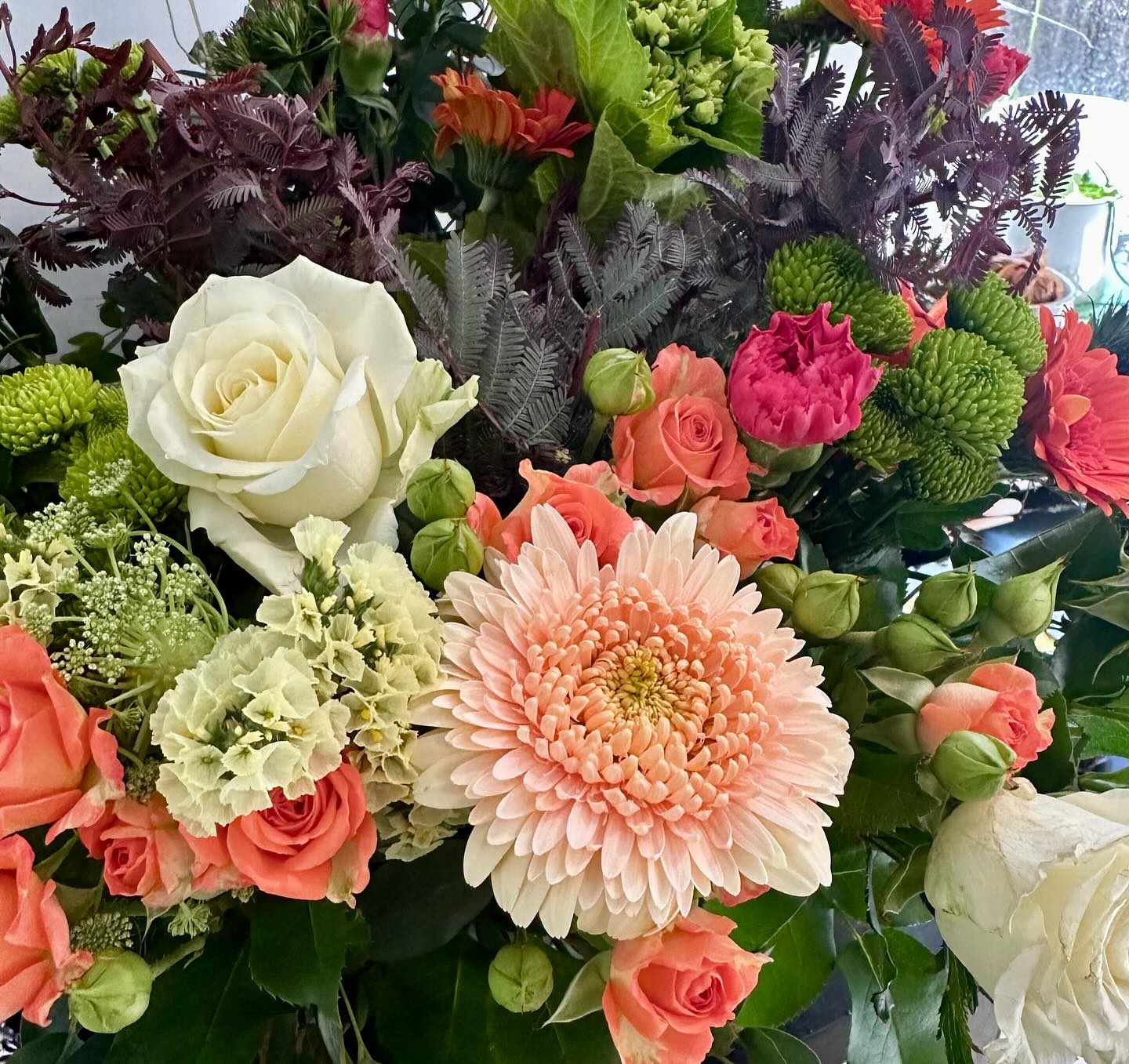 My favorite time of the week! Making floral arrangements and I get to have fun at the salon tommorrow! #design #salonflowers #pomsalon