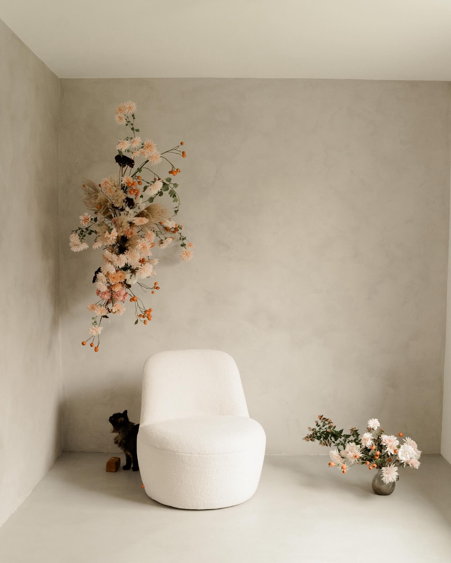 Le dernier projet fleuri de la saison dernière au studio photo de @solveigandronan
Quelques update pour la Saison 2024.
👰🏼 Côté mariage c’est presque tout booké! Peut-être une dispo pour le mois de Juillet, et Octobre.
À tout mes mariés avec qui je suis déjà en contact (appel, devis), vous n’entendez pas trop parler de moi ces derniers temps mais, j’arrive tout bientôt dans vos mails.
🤓 Le workshop de Mai est quasiment rempli, il reste une place.
Pour celui de Septembre il y an encore des places de libres. Hâte de vous faire découvrir toute les nouvelles variétés de Dahlias.
🌺 Et si vous êtes limités en temps ou en argent pensez à la No Floral Foam day en Avril et le workshop spécial Grands Décors en Octobre.
Spot the cat 🐈⬛