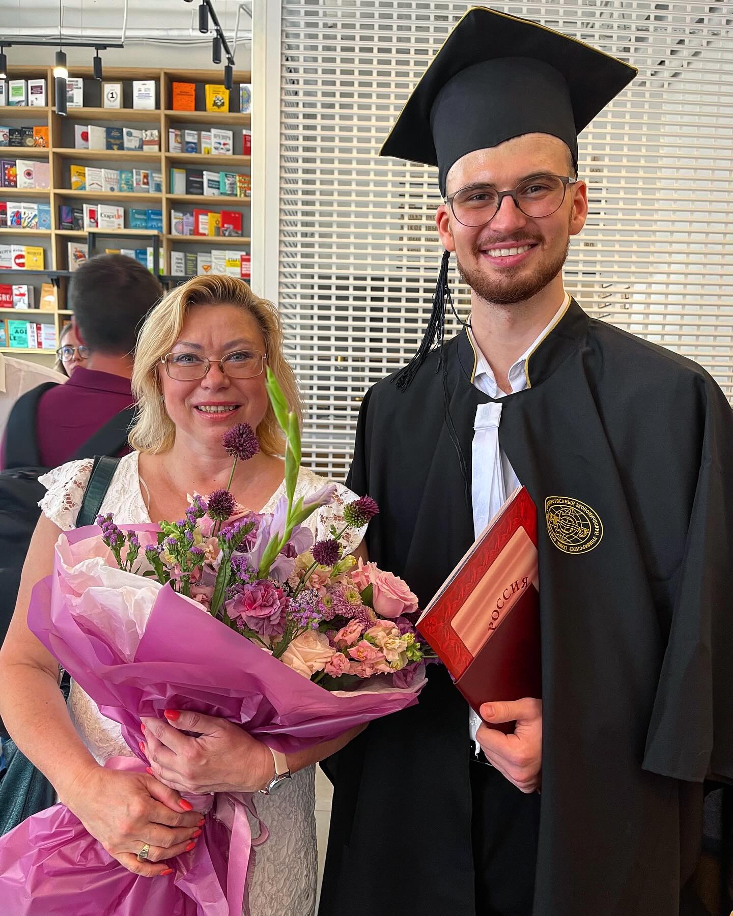 В 2021 году я окончил магистратуру с красным дипломом🎓
На фото я со своим научным руководителем по бакалаврской, магистерской и кандидатской диссертациям, зав.кафедрой «Фин.рынки», профессором, д.э.н. Еленой Николаевной Алифановой.
Итак, еще два года студенческой жизни.
Еще два года старосты, два года научных проектов, общественных, спортивных и иных достижений.
Я счастлив был пройти этот путь, счастлив обладать знаниями, полученными от РГЭУ, счастлив иметь портфолио выполненных серьезных проектов, больших и маленьких задач.
Счастлив получить столько поддержки от родных и близких, найти то, чем хотел бы заниматься в жизни, с крепкой опорой своего диплома.
Спасибо всем, кто был рядом!
Для проформы, повторяя пост об окончании бакалавриата, опишу свои достижения.
Получил наивысший балл на защите диссертации и гос.экзаменах, один из лучших студентов выпуска, отмеченный доской почета факультета.
Получил благодарность за общественную работу от Администрации г.Р-н-Д, награду «Лучший студент», организовал международную конференцию, конкурсы для студентов и школьников города «Александр фон Гумбольдт», организовывал прием делегации Администрации Дортмунда.
Участвовал в международной конференции по развитию молодежного международного сотрудничества «TwinCity» в Минске, а также в Рос-герм конференции по организации молодежных обменов в Краснодаре, участвовал в экономической сессии Восточноевропейских стран в Ржешуве.
Стал победителем в конкурсе «Лидеры Дона» и в конкурсе предпринимателей «Дело за малым».
Был спикером от РГЭУ на всероссийском форуме «Актуальные финансы».
Вел научный фин кружок в университете, организовал бесплатное обучение иностранных языкам «Языковая анимация», а также был организатором международного кулинарного конкурса.
Был членом сборной по бадминтону, гольфу и бильярду. В составе сборной выигрывали областные соревнования.
Это были тяжелые ковидные времена, но я использовал возможность на максимум и за время «домашнего заключения» окончил более 20 курсов повышения квалификации.
Написал более 5 научных работ в рецензируемых журналах.
Было активное время, но сейчас меня ждет окончание аспирантуры и защита кандидатской диссертации, чего я очень жду.