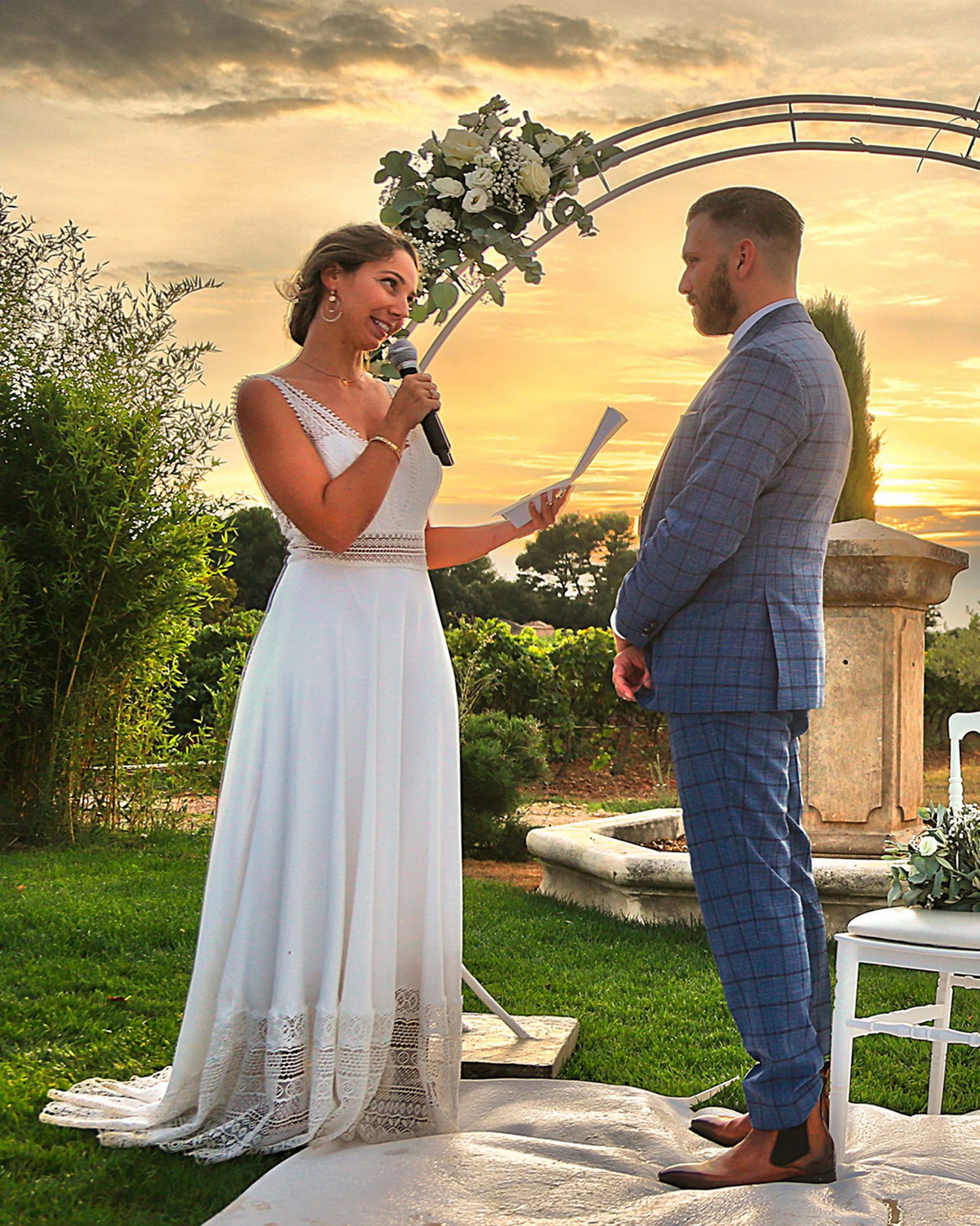 ✨ Sous le ciel doré de Provence, A&S échangent des mots qui resteront gravés à jamais. Un instant suspendu, empreint de sincérité et d’amour, dans le cadre unique de notre domaine. 💍
📍 Le Mas des Auréliens
📸 @csc_studio_photo_et_video_
#MariageEnProvence #MasDesAureliens #Lieudereception
