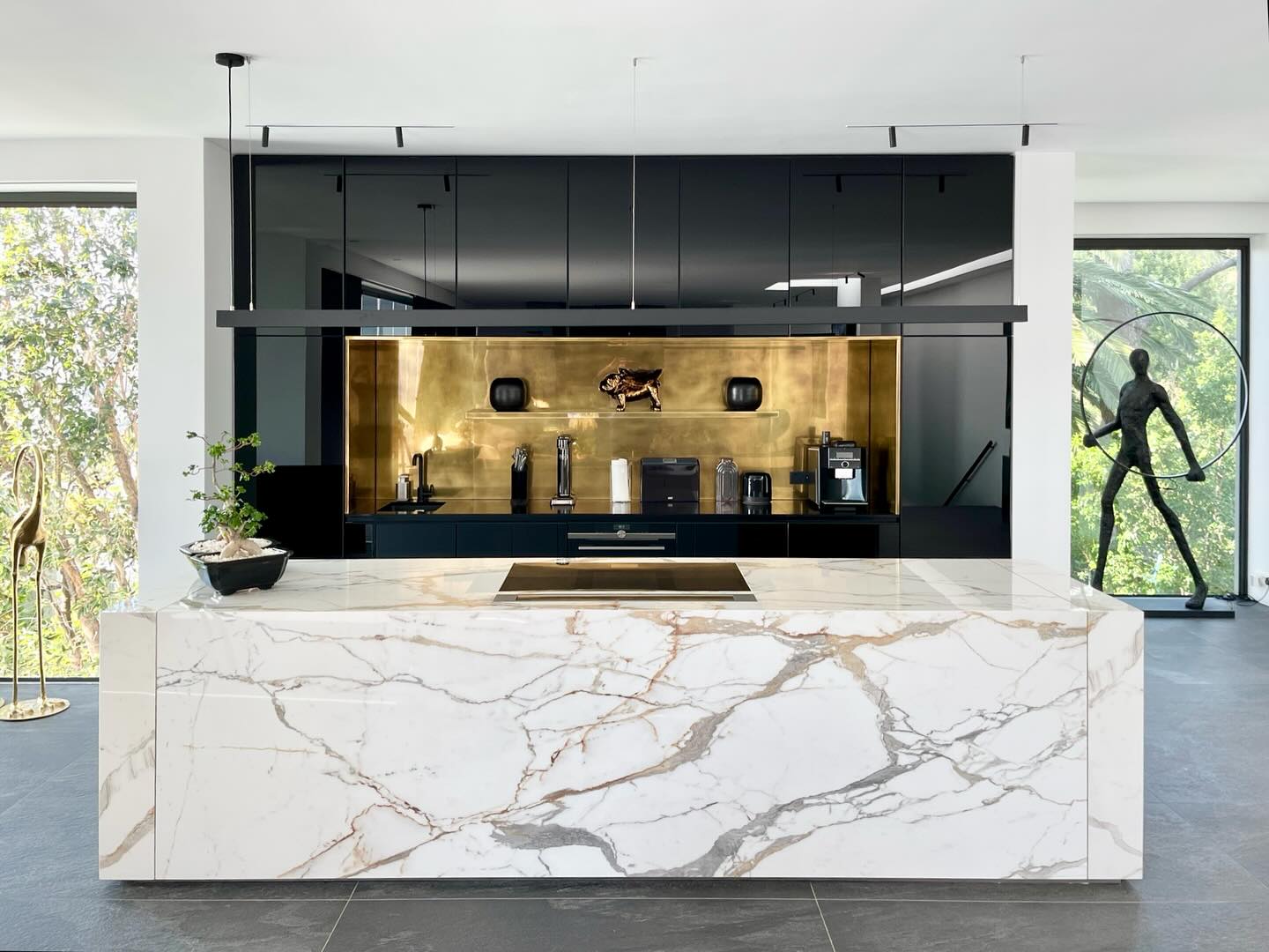 MACCHIA VECCHIA
Nested at the foot of table mountain with breathtaking views over Cape Town is this immaculate, modern home we had the pleasure of participating in, in a collaborative effort with the highly esteemed Field Joiners.
Boasting high ceilings, large format tiles & windows and ample space, this area called for a feature island, and we delivered.
Our team at Rock & Stone created this kitchen island unit using Level Macchia Vecchia, a material inspired by the prestigious quarries located in the Italian town of Carrara.
Macchia Vecchia embodies a majesty that is clean, classical, and yet also unmistakably contemporary. Featuring a bright white background with grey and golden encompassing veins of varying thicknesses, this stone is vibrant with a striking aura of past tales and modernity brought together.
This Macchia Vecchia feature island is highlighted against contrasting, high gloss black joinery and black accents, with a gorgeous, golden brass back wall picking up on the golden subtleties in the stone and truly making for a high-end finish.
We are thrilled with the results and grateful to part take in delivering excellence.
Well done to all involved.
Porcelain: @sastonestudio
Kitchen Company: Field Joiners
#MacchiaVecchia #InteriorDesign #ModernHome #LuxuryInteriors #KitchenDesign #TableMountainView #CapeTownLiving #HomeInspiration #HighEndDesign #FeatureIsland #RockAndStone #ElegantInteriors #DesignCollaboration #ArchitecturalDetails #HomeDecorGoals #StoneCraftsmanship #ContemporaryDesign #BespokeInteriors #FieldJoiners #GoldenDetails