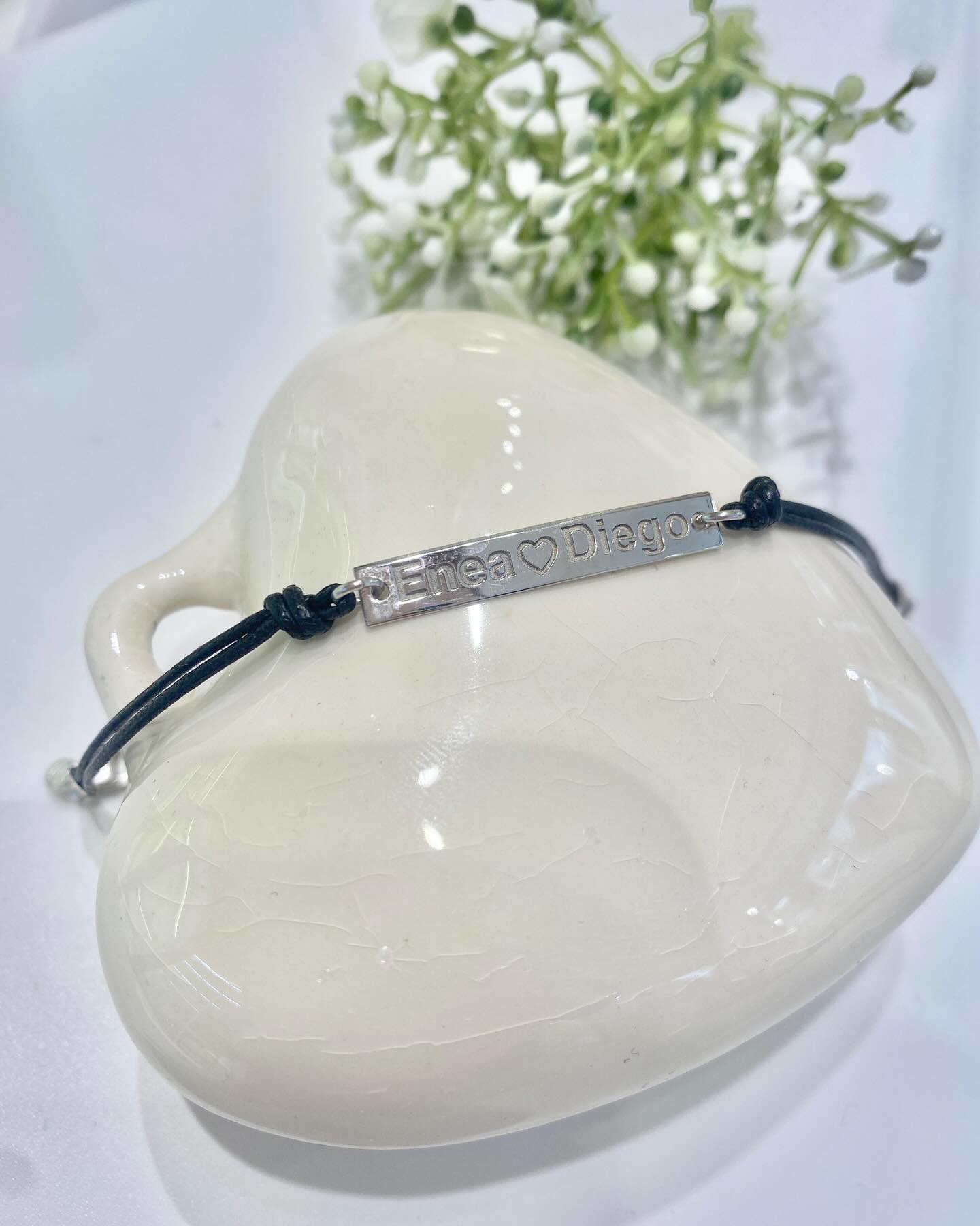 Un gioiello personalizzato regala un’emozione doppia: la bellezza dell’oggetto ed il desiderio di donare qualcosa di unico e pensato🤍
.
.
Attraverso i nostri laboratori orafi di fiducia , possiamo esaudire (quasi) tutti i vostri desideri: incidere frasi, iniziali, oggetti e tramite il macchinario a laser, partendo da un’immagine e’ possibile ricrearla sul gioiello🤍
.
.
Contattaci o passa a trovarci per un preventivo gratuito e in pochi giorni il gioiello del cuore potrà essere tuo!
.
.
🍼bracciale con targhetta realizzato per Enea in occasione dell’arrivo del fratellino Diego 💙
.
.
🎀collana a girocollo tata con iniziale per una Prima Comunione;
#capsulerovereto #piccoleemozioniquotidiane #gioiello #bijoux #argento925 #personalizzato #solotuo#incisione#regalo