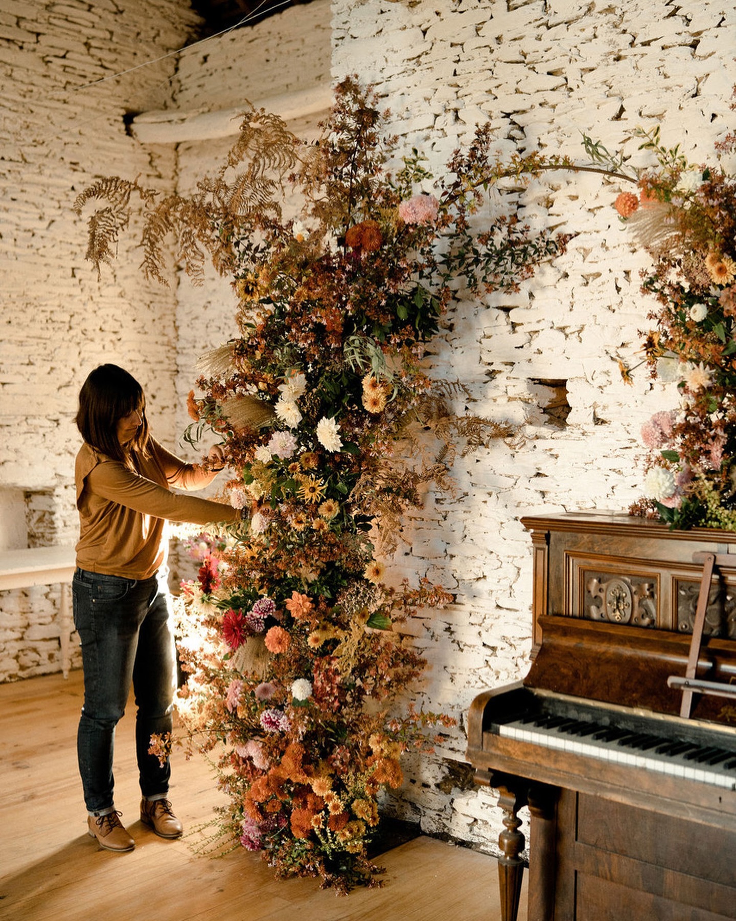 Workshop d’automne
Il reste quelques places pour le workshop d’octobre qui se tiendra à la ferme en petit comité (5 personnes max) pour clôturer la saison le 9/10/11/12 🍁🍂
Au programme:
- Découverte de notre ferme florale, de ces différentes parcelle et végétaux.
- Réalisations d’une composition au grillage, d’un bouquet main relâché, d’une composition individuelle XXL, d’un grand décor en groupe etc
- Discussions à l’atelier et pendant les repas autour des prix, des budgets, des techniques du No Floral Foam et des détails de la vie d’une fleuriste/productrice. ☺️
Le tout logé et nourri dans notre cadre rustique et authentique, je tiens à ce que ces trois jours soient une véritable bulle consacrée à l’échange, au travail de la fleur et à la découverte d’un métiers et d’un
lifestyle.
Tarif 1600€ all inclusive brochure à télécharger sur mon site ☝🏻. @solveigandronan