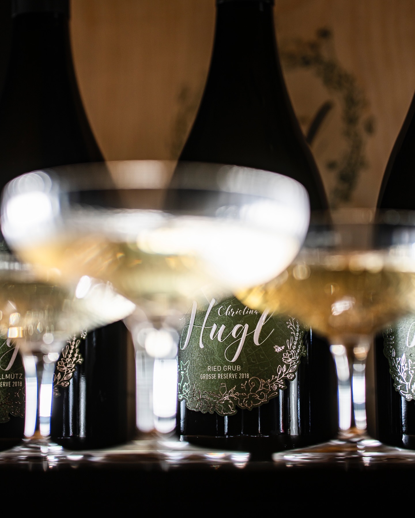 Drei Herkünfte - eine Hand 🍾 Kleiner Teaser für ein kleines Herzensprojekt, welches ihr morgen und übermorgen schon mal ganz exklusiv vorab verkosten könnt 🥹 Besucht uns im Rahmen von WEINSCHAUEN BEI DER WINZERIN in @langenlois.at und kostet euch durchs Sortiment - wir freuen uns! 🍾
Photocredits: @pointofviewfoto
#huglsprudel #dreiherkünfteeinehand #riedekollektion #grossereserve #sektaustria #langenlois #kamptal