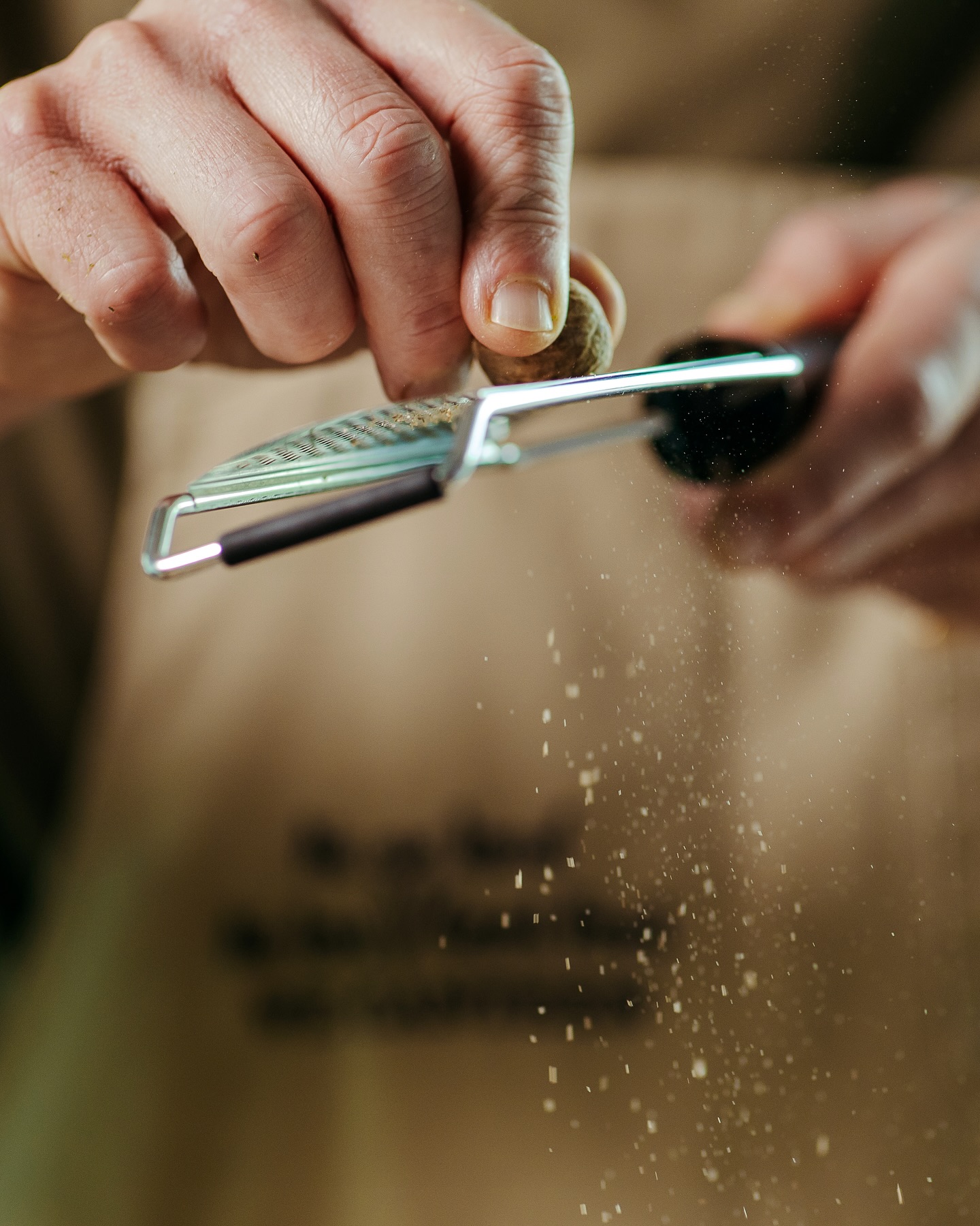 Nootmuskaat is een specerij afkomstig van de muskaatboom, vooral gebruikt in de keuken voor zijn warme, aromatische smaak 🌰. De pitten van de vrucht worden gedroogd en gemalen tot een aromatisch poeder. Naast de culinaire toepassingen heeft nootmuskaat ook medicinale eigenschappen, zoals het bevorderen van de spijsvertering 🌿.
#WeCanteen #Spices #nootmuskaat #koken #gezondheid
