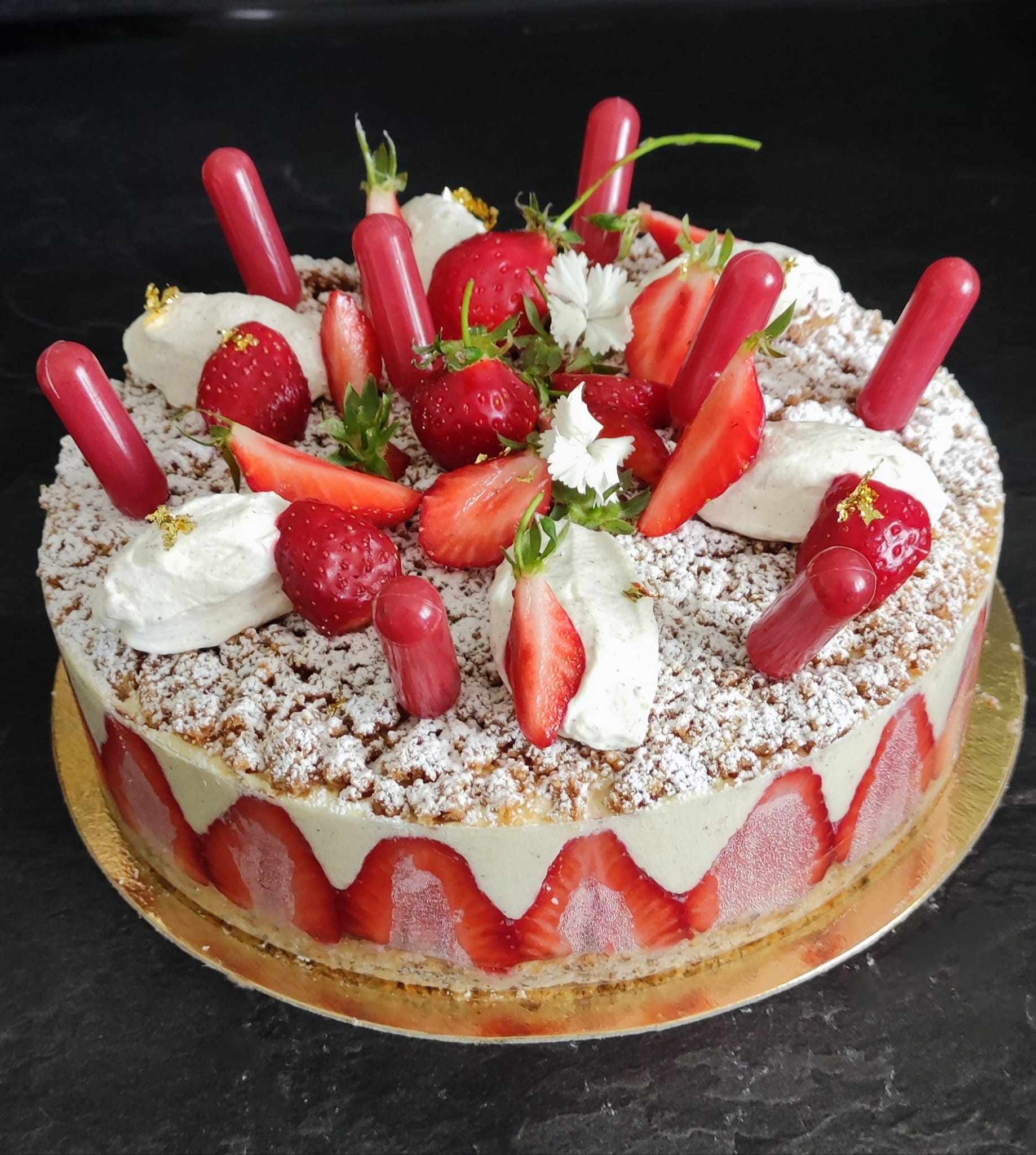 Les premières fraises 🍓 arrivent ! On va bientôt pourvoir démarrer la saison des fraisiers 😍
#fraisier #ALBI #tarn #mousseline #coulisfraise #villeneuvesurvere #faitmaison #patisseriefrancaise