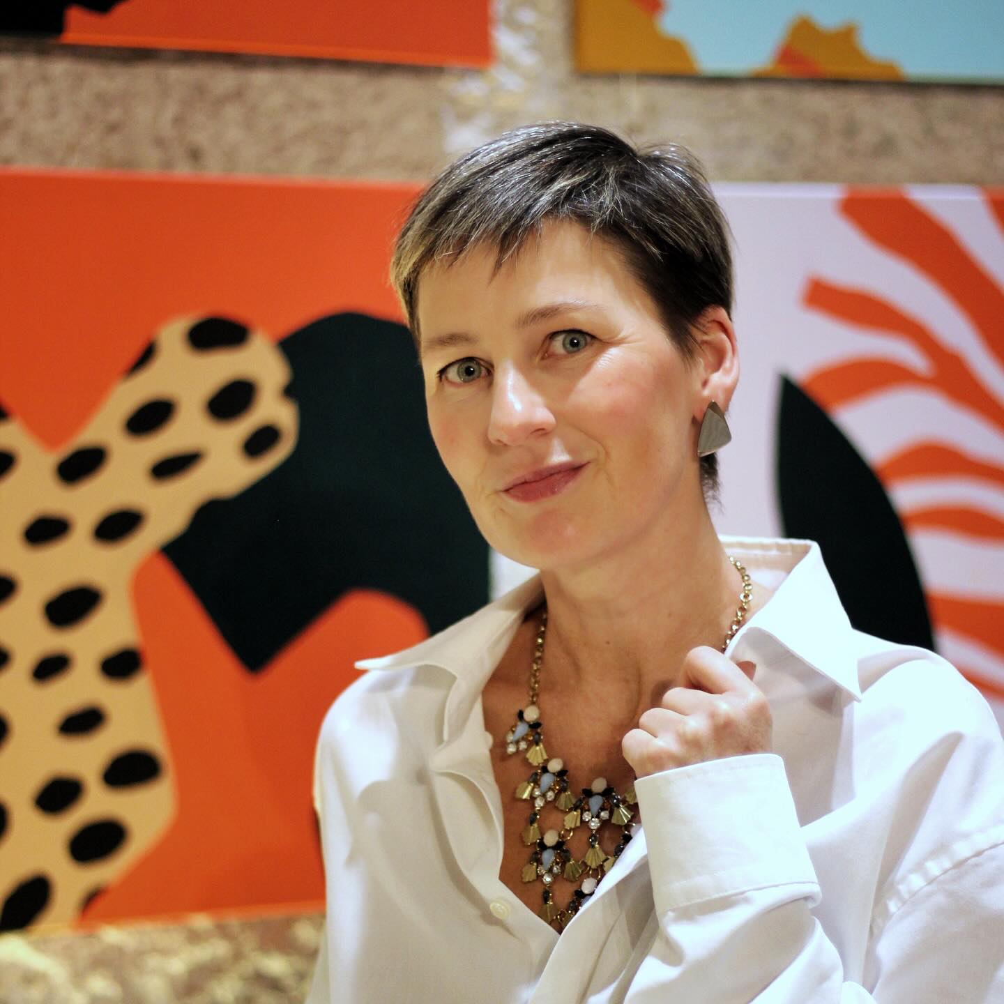 I am delighted to share with you an exceptional experience of participating in a traveling group exhibition titled “SichtbarSEIN”. The opening took place in the gorgeous hall of the Embassy of Mexico in Berlin @embamexale . Additionally, a catalog was printed featuring the artists and their works 👏
“SichtbarSEIN” is an exhibition project of the ISI e.V. @selbstaendige.immigrantinnen . Impressive works of approximately 12-16 artists from different countries are showcased, depicting the diverse panorama of female migration experiences and reflecting the stories, identities, and challenges of these women.
The exhibition commenced in Berlin and will be taken on tour for an extended period, visiting places where art and migration have created an environment of cultural diversity and artistic exchange. The ultimate aim is to participate or organize an accompanying event at the @venice.art.biennale whose motto of the year is “Foreigners Everywhere”.
I’m so amazed by the rapid growth of my artistic journey, which gives me the determination to further explore and develop my skills in this direction, embracing each new challenge as an opportunity for growth and self-expression.
Thank you all for being with me and supporting me 💜
Photos: @andrufh , Eva-Maria Loch, Ivan Semikin