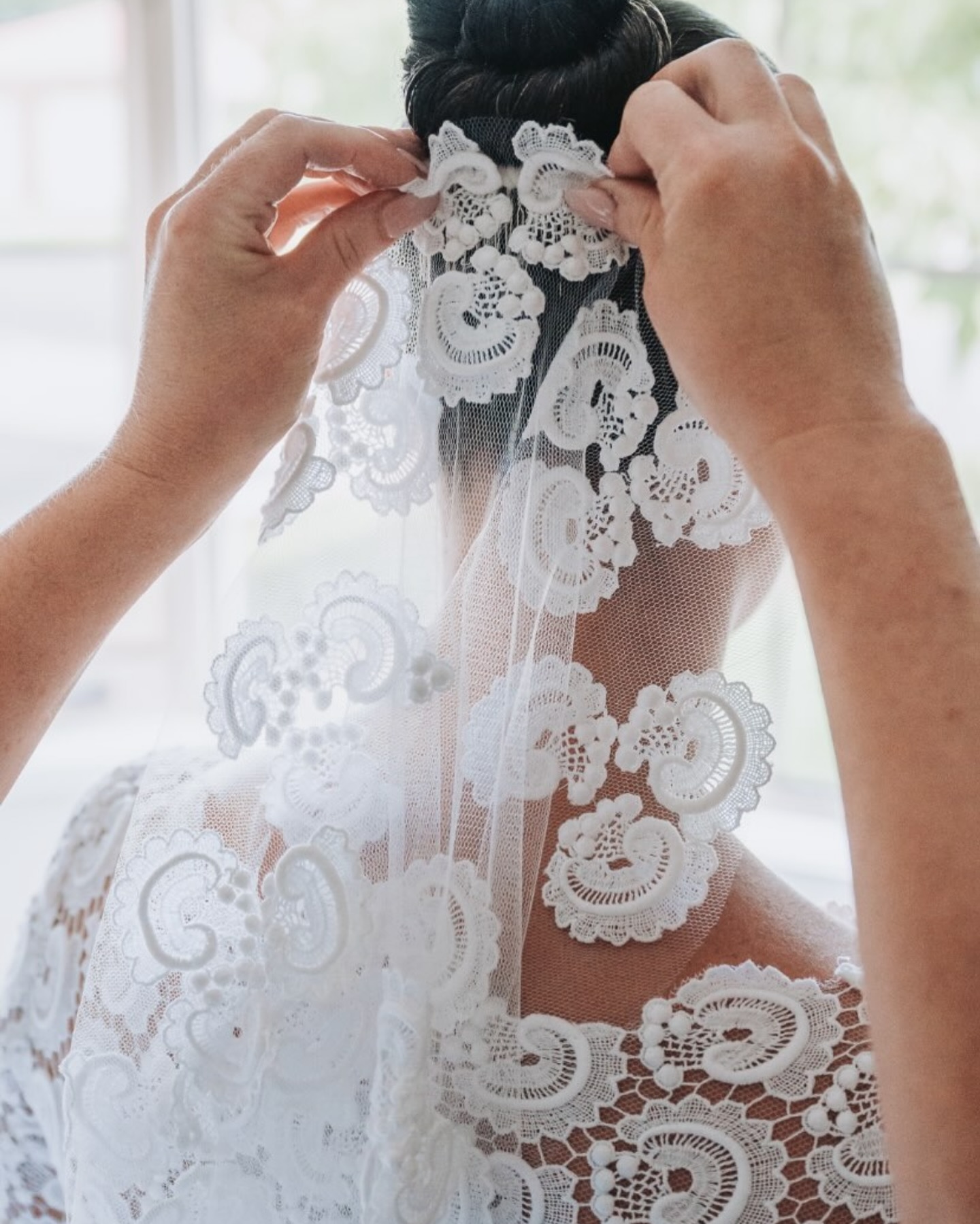 It’s all in the details 🤍
Custom veil with matching lace appliqué to make Hollys bridal look complete.
Veil @brittneypaigecouture
Gown @brittneypaigecouture