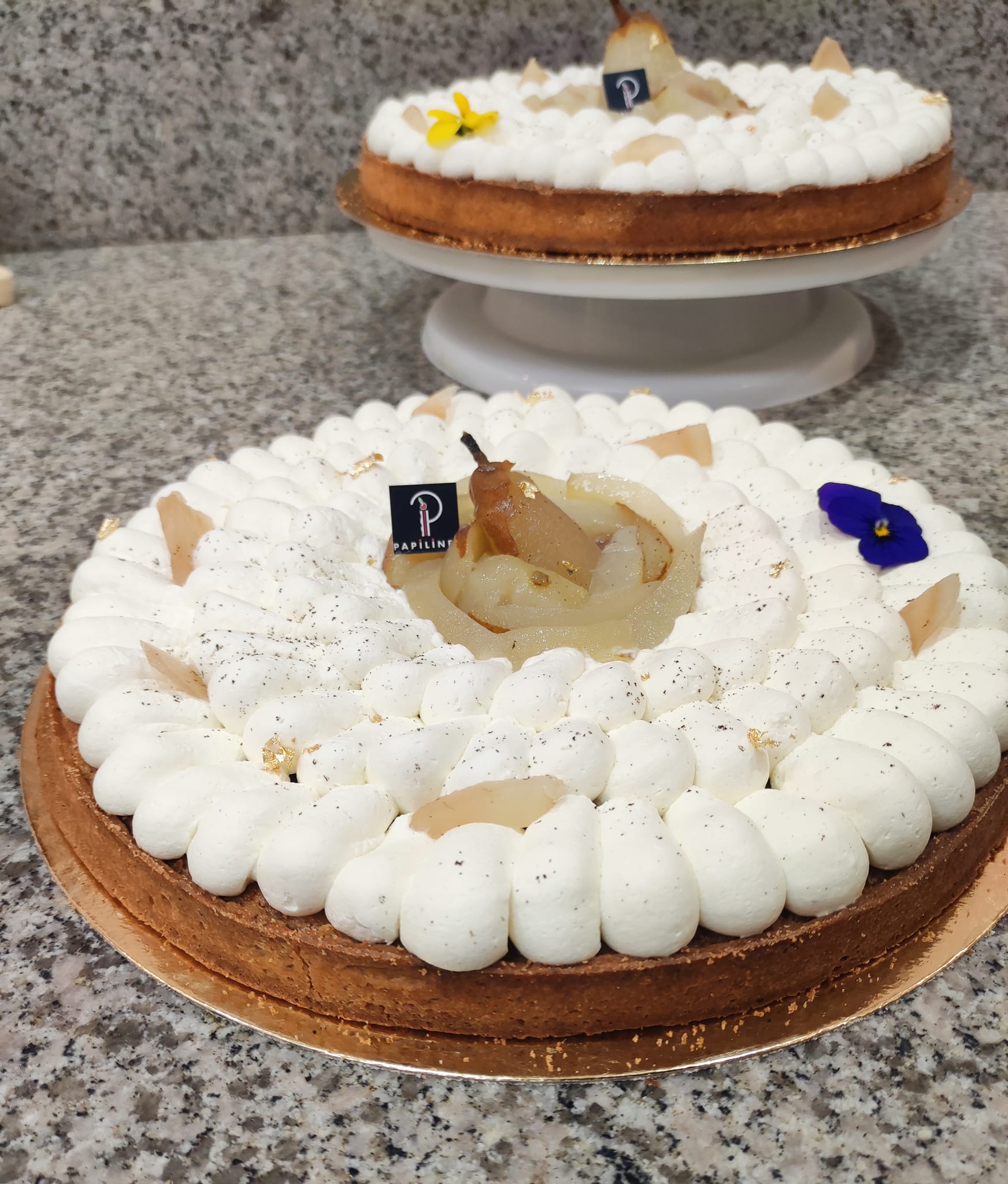 🍐 C'est la saison des poires alors on en profite jusqu'au bout !
A retrouver jusque fin du mois sur commande 🤩 www.papilines.com / 06 19 52 97 10
#poirespochees #tartefruits #patesablee #tarn #foodlovers #occitanie #villeneuvesurvere #faitmaison #traiteurevenementiel #buffet #patisseries #albimaville