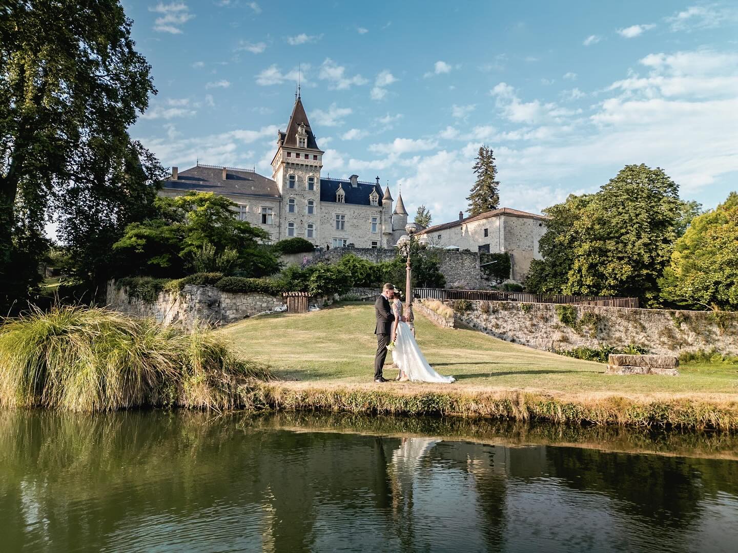 What an incredible weekend celebrating M+D’s love with the sweetest group of humans. Here they are by the lake, with that iconic backdrop, on their wedding day this past Saturday at @chateau_delisse in SW France, captured by the equally iconic @danielleweddingphotography ❤️
Back in the office tomorrow to crack on with finalizing the second half of our wedding season ahead of taking my first days off in 7 weeks this weekend for some very much needed R&R!! 🤩
Thanks to the best team:
Hair + Makeup :: @annajazellebeauty
Photography + Videography :: @danielleweddingphotography with @drewchambers01
Planning + Design :: @sarahthomasevents
Assistants :: @melinaa.psc + @hannahp_l
Florals :: @opera_de_gardenia
DJ :: @dj_crystalbeats
Cellist :: @ensembleobbligato
Catering :: @little_black_pig
Furniture Hire :: @t_tloc
Venue :: @chateau_delisse
Dress :: @rimearodaky
Night before catering :: @chambersandcocatering