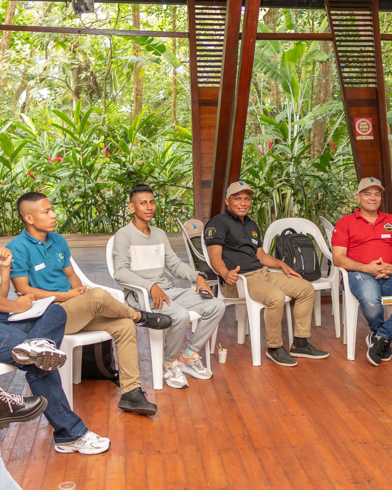 Recientemente, tuvimos la oportunidad de participar en un valioso encuentro organizado por CLAC Comercio Justo, donde compartimos experiencias y aprendimos junto a representantes de diversas corporaciones comprometidas con el comercio justo.
Durante este evento, adquirimos estrategias innovadoras y conocimientos clave que fortalecerán nuestra labor dentro de la organización. Estas herramientas nos permitirán avanzar en nuestro compromiso de garantizar condiciones laborales justas, proteger el medio ambiente y empoderar a las comunidades locales con las que trabajamos diariamente.
Estamos convencidos de que la colaboración y la visión compartida son esenciales para transformar realidades y construir una economía más equitativa. Reafirmamos nuestro compromiso con estas metas y seguiremos trabajando por un cambio positivo y duradero.
Agradecemos profundamente a CLAC Comercio Justo por liderar estos espacios de aprendizaje e inspiración que nos conectan y nos fortalecen como movimiento. 💚
#agropecuarialagaira #calidad #sostenibilidad #colombia #Urabá #SomosComercioJusto #Fairtrade