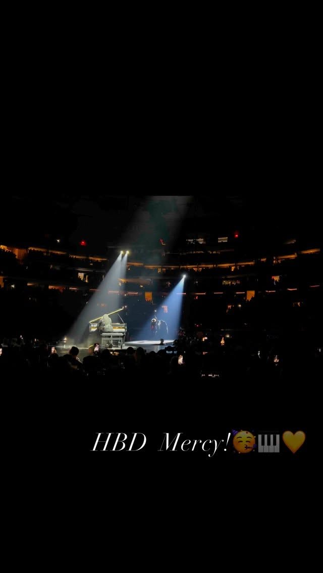 One year ago, @thegarden singing Happy Birthday to my brilliant student @mercyjames__ . One of the loveliest tour memories, hbd piano queen!👸🏾💛
#Madonna #celebrationtour #madisonsquaregarden #piano #pianogram #instapiano #proudteacher