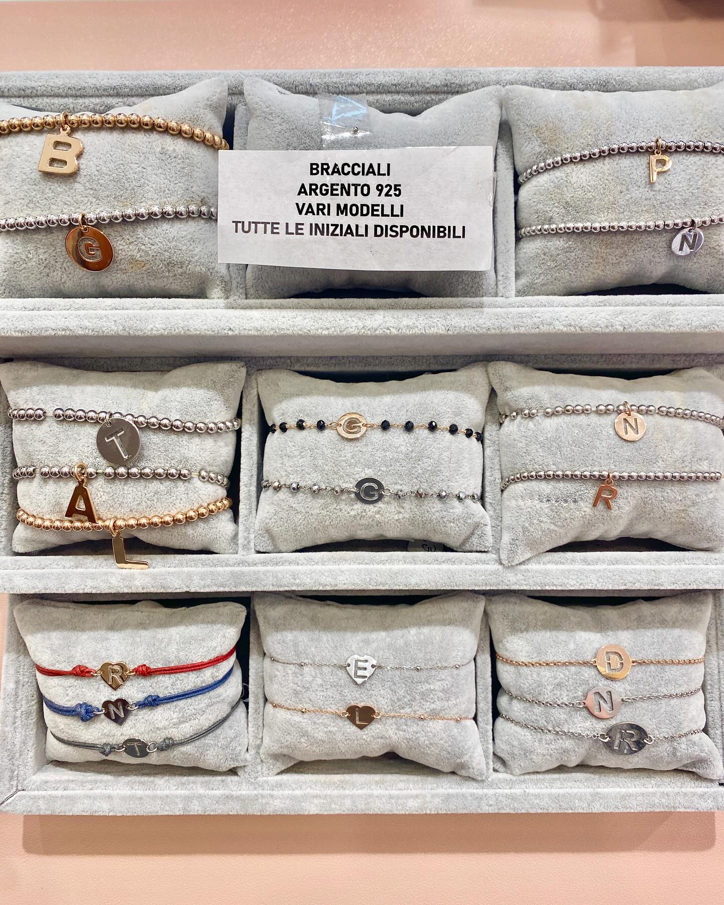 Regalare un bracciale con iniziale e’ sempre un gesto molto apprezzato 🌸
.
.
Un regalo semplice ma pensato, che accontenterà tutti!
.
.
Ecco la nostra proposta di modelli di bracciali con iniziale in argento 925 anallergico, tutte le lettere sono disponibili e su richiesta possiamo montare su alcuni modelli più di un’iniziale, per fare felice ad esempio una mamma con le iniziali dei figli, una nonna o una zia con quelle dei nipoti o talvolta e’ carino il gesto di “scambio” iniziale tra amiche o fidanzati……
.
.
Ne abbiamo davvero per tutti i gusti, vi aspettiamo in negozio o online su
www.capsulerovereto.it
🌸🌸🌸
.
.
#capsulerovereto#piccoleemozioniquotidiane #bracciale#argento925#iniziale#shopping#love