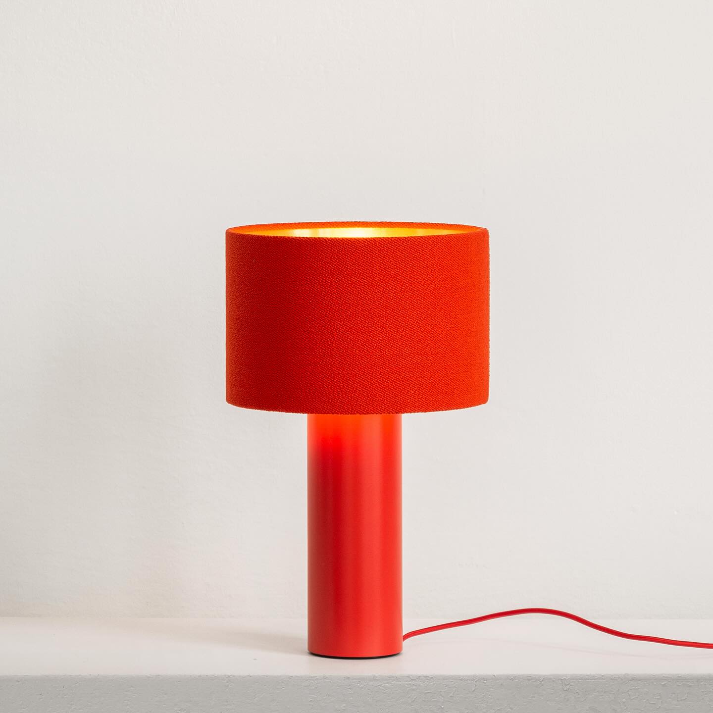 ALL ROUND MINI IN BLOOD ORANGE
MONOCHROME CONSISTENCY. DESIGNED & HANDMADE IN GERMANY.