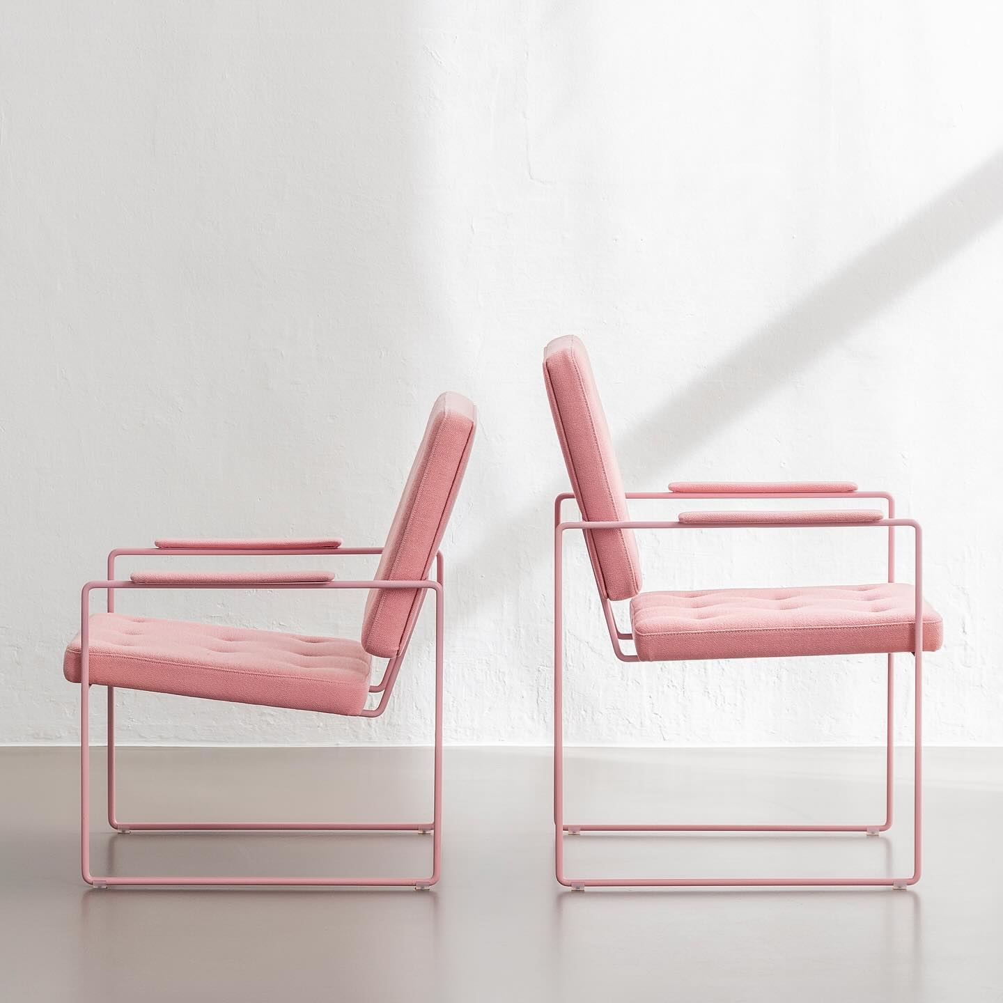 SWELL TIME LOUNGE CHAIR & ARM CHAIR
MONOCHROME CONSISTENCY. DESIGNED & HANDMADE IN GERMANY.
Graphic and graceful – these are the characteristics of the members of the SWELL TIME family. A slender frame made of round steel bars becomes the basis for the precisely crafted upholstery elements made of thewool bouclé VIDAR 4 byref Simons for Kvadrat.