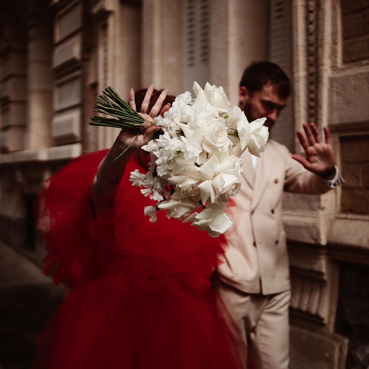 LE bouquet, votre bouquet!
Fait avec amour et passion, Il vous suit toute la journée. Tantôt oublié (je ne compte plus le nombre de fois où je rappelle à la mariée de prendre son bouquet 🤣), tantôt maltraité (les lancés de bouquets digne d’un match de rugby) il reste adoré et choyé des préparatifs au dîner. Toujours dans vos mains ou dans un coin pas très loin, il vous permet d’esquiver des trucs à porter, de vous cacher derrière, de dissimuler des choses à l’intérieur et même de vous esquiver pour aller le poser. Bref, votre bouquet, votre allié pour la journée.
.
.
.
Wedding planner/ @eneane.weddingplanner
Fleuriste/ @p.a_floral.artist
Costume/ @team_blandindelloye_caen
Muah/ @aidaloumkarsenty @lescoiffuresdanais
Scooter/ @normandybike
Gâteau/ @charlottecreationsgourmandes
Vin rouge/ @aux.caves.des.grands.cepages
Cocktail/ @creative.s_gang
Models/ @amandine.grlt @pelleoie
@priscilla_msk
@dylanformentinoff
@ecceopni
@ju_jmz
Lieu/ @ambarcaen