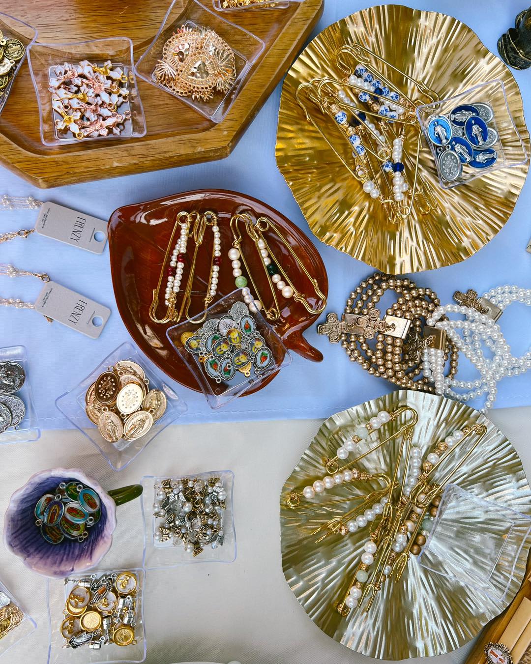 all the tiniest pretties for your feed 💌
#vendormarket #smallbusinessowner #customizedgifts