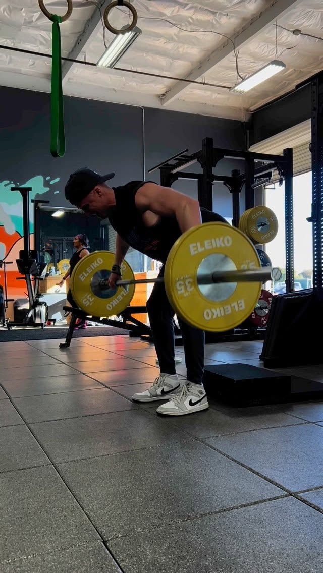 3 ways I hold myself accountable to “not half-ass it” 👇
1) I get out of my comfort zone and try new things regularly. A new program, a workout buddy to mix it up, an area that I’m weak in, etc. It’s a good check in to keep complacency away.
2) I use RIR - reps in reserve. The sweet spot to live in is NEAR failure - about 0-3 reps consistently. But every once in a while I have to let my body fail so I know I wasn’t just THINKING I was giving it my all, but rather letting my mind stop me from what I’m capable of
3) I record my progress via 2x daily journaling (life) and logging results (training) into my app. The difference this makes when I actually write it down. PSA- if you’re not paying attention to output and evaluating, you’re likely not giving it your best
👊🏻If you have been doing things the same way for a while and not getting the results you want, time to try something new
Comment with how you hold yourself accountable! 👇👏👏
#growthmindset #donthalfassit #training #hybridcoach #hybridathlete #backday