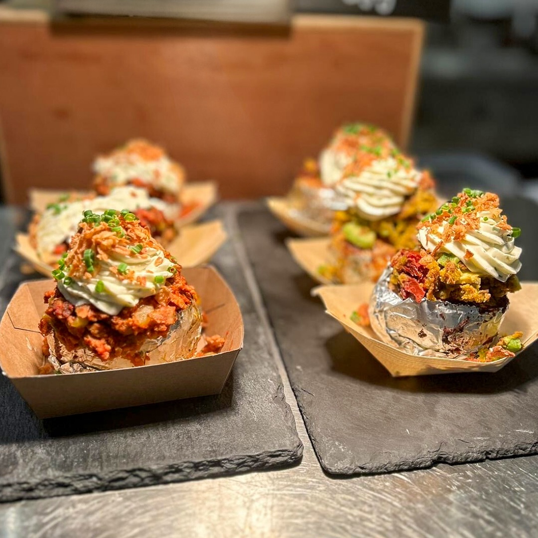 Hoe lekker is dit?! 😍 Gepofte aardappel vol met rundergehakt, augurk, tomaat en romige roomkaas. Dit wil je toch meteen proeven? 🤤
#WeCanteen #Seoulfood #FoodHeaven #LekkerEten #ChefSpecial #Lunchtip #Lunchbreak