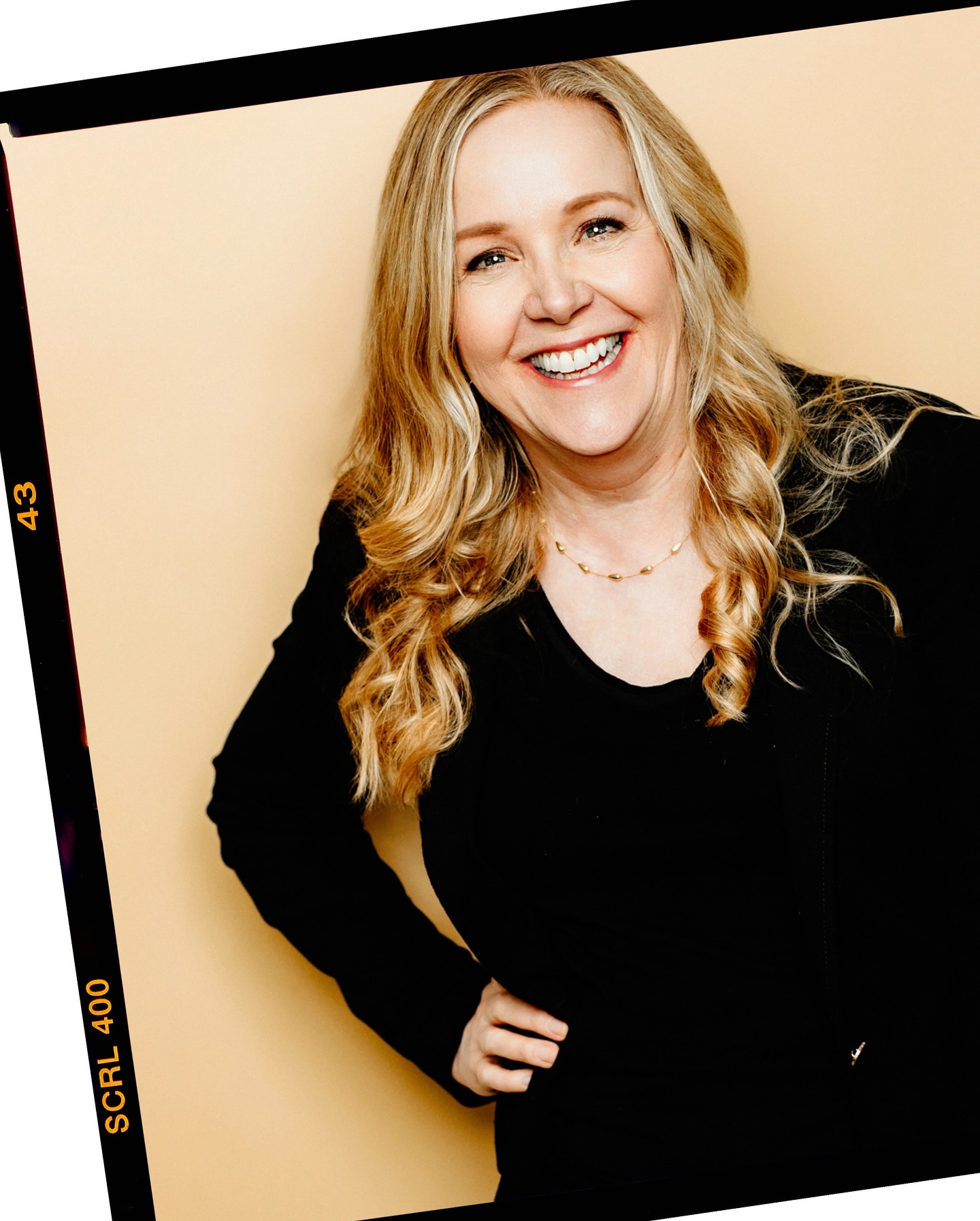 Ann, showin’ us the good stuff! Ann is a hilarious improv player. Her thoughts show right up on her face and let me tell you, her thoughts run the spectrum of light-hearted to deeply disturbed, in a good way. She’s with @freerangecomedysocal, like me and, except for when she’s trying to steal Gucci purses 😜 to know Ann is to love her! Come on out to a show sometime to see what I mean!
#headshotsforactors #actorheadshots #losangelesphotographer #conejovalleyphotographer #thousandoaksphotographer #calabasasphotographer #venturaphotographer #actorlife