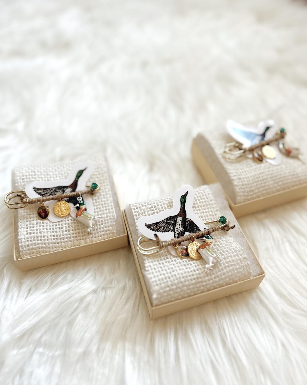 Last year’s best selling Christmas gift 🦆🖤👉
The Mallard style blind bag pin was an absolute hit for the men & IT’S THAT TIME AGAIN!! 🙌 Teal season is officially here! Grab a just-because gift & keep your hunters safe in prayer 🙏🏻 —Baby mallards to match dad!
Need the LINK to order?