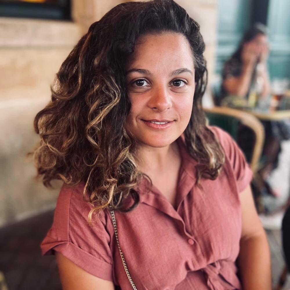 Nous sommes très heureux d'accueillir Constance LE HÊTE au sein de l'Ensemble Sottovoce pour notre tournée estivale 2023. Constance intègre le pupitre de soprano aux côtés d'Angéline.
Originaire de Normandie, Constance débute la musique au conservatoire d’Évreux et se perfectionne au conservatoire de Tours.
Son appétence pour le chant la mène à rencontrer différents univers : la musique scandinave, qu’elle découvre au sein du chœur Lumen Laulu en 2014 ou encore le jazz, qu’elle explore avec les Fluffystockings, trio vocal féminin entre 2013 et 2017.
En 2017 elle intègre le chœur Mikrokosmos dans le pupitre de soprano 1.
Les projets musicaux ambitieux dirigés par Loïc Pierre amènent le chœur à se produire à l’autre bout du monde : Tokyo, Nara (Japon), Rhodes (Grèce), Tolosa (Espagne)
Constance a eu l’opportunité de chanter en tant que soliste sur plusieurs scènes et enregistrements.
En plus de son activité artistique, Constance obtient son Diplôme d’État de Formation musicale et enseigne au CRR de Bordeaux depuis 2017.
Nous lui souhaitons la bienvenue dans l'Ensemble, et avons hâte de travailler à ses côtés 🎶