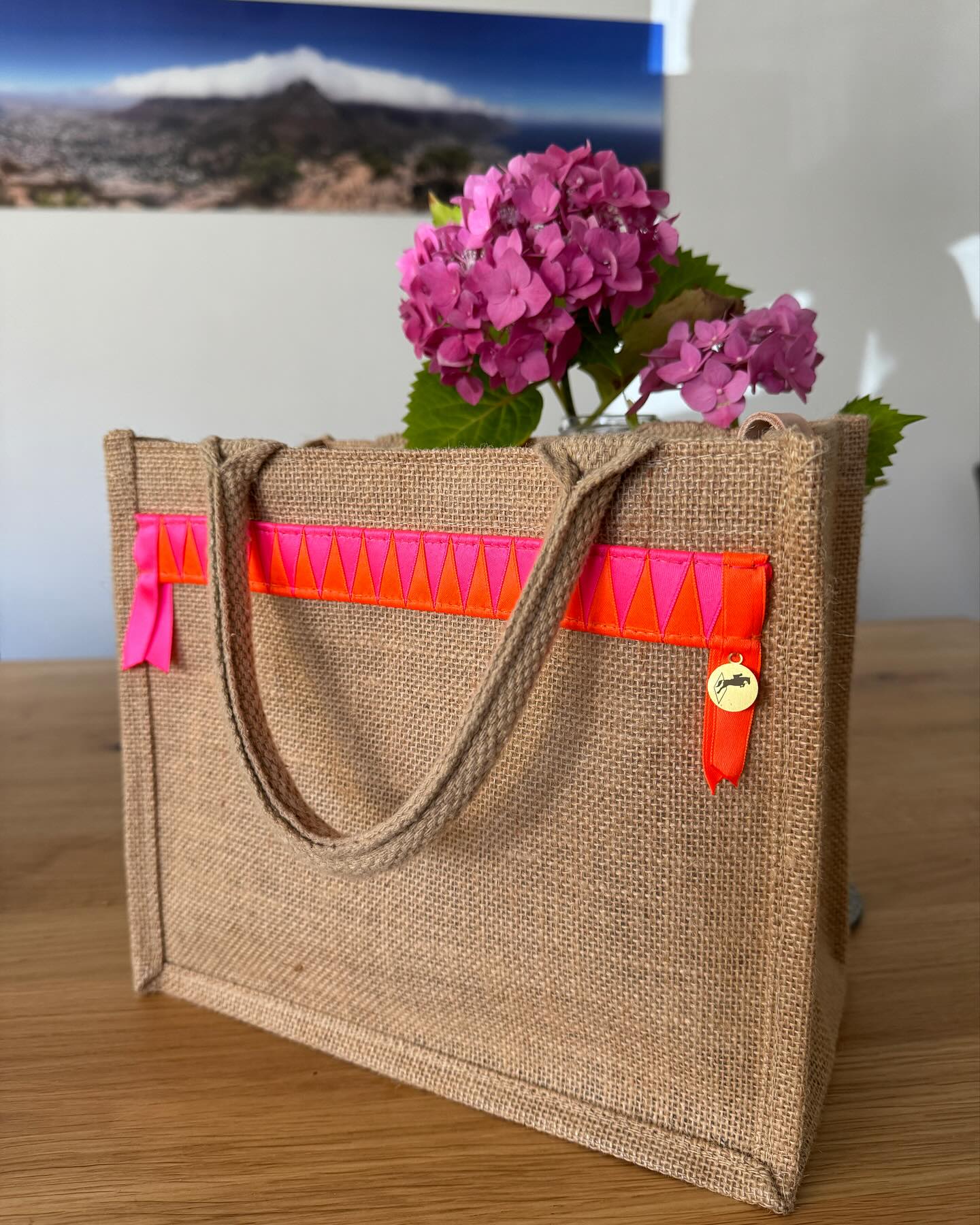 NEW 🛍️🤩
Ab sofort findet ihr unsere neue HAPPY JUMPER JUTETASCHE ZICKZACK im Onlineshop ✨
Euch stehen natürlich alle Farben zur Verfügung, so könnt ihr euch die Tasche in euren Wunschfarben gestalten. Passend zum Outfit 😉
Wir sind ganz gespannt auf euer Feedback 🥰
www.happy-jumper.com
#happyjumpercom #happyjumpersuitsyouup #new #handmadeimrheinland
#jutetasche #zickzack #jutebag #jute #tasche #taschevollglück #bag #styleinspiration #handtasche #lifestyle #allefarben #shoppingbag #newin #horsesplanet #onlineshop #fashionista #fashioninspo #lovethis #handmadewithlove #equestrianstyle #retro #look #showjumping #brand #happy