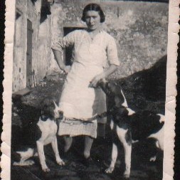 🐾 Une histoire de famille... et d’amour pour les chiens !
Chez moi, les chiens, c’est bien plus qu’une simple passion : c’est une véritable tradition familiale. Mon arrière-grand-mère, bien avant la guerre, avait déjà deux compagnons à ses côtés. Ma grand-mère et ma mère ont perpétué cette belle habitude, et moi, je n’ai jamais connu une maison sans chiens. 💚
C’est dans cet amour profondément ancré que La Zouzoulerie a vu le jour. 🌱🐾 Mon idée ?
Créer des jouets et accessoires pour chiens et chats, mais pas n’importe lesquels : des produits écoresponsables, fabriqués à partir de matériaux recyclés. Parce que gâter nos compagnons ne doit pas se faire au détriment de notre planète.
Aujourd’hui, je suis remplie de gratitude en voyant vos animaux s’amuser avec mes créations. Vos retours, vos sourires et votre soutien me donnent chaque jour l’énergie de continuer cette aventure. Merci à vous, qui soutenez le local, le fait-main, et des projets porteurs de sens. 🙏
👉 Et vous ? Y a-t-il une passion ou une valeur transmise par votre famille qui vous inspire aujourd’hui ? Dites-le-moi en commentaire, j’adore lire vos histoires !
#LaZouzoulerie #ChiensEtChats #AmourDesAnimaux #EcoResponsable #FaitMainAvecAmour #TraditionFamiliale #dogsofinstagram #ArtisanatPourAnimaux #LaZouzoulerie #AnimauxHeureux #CommunityLove #PetLovers #MadeInMorvan #CréationsResponsables #Artisanat #chien #vintage