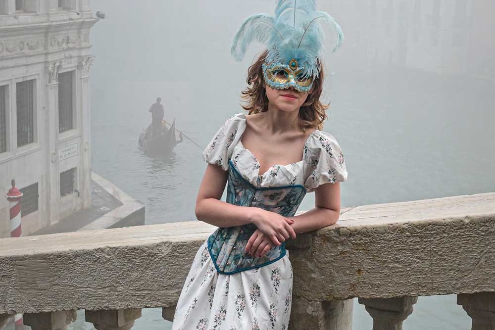 La maschera è il simbolo del teatro, della finzione ma anche di una delle città più belle al mondo: Venezia.
Questa immagine fa parte del mio portfolio relativo all'ultima edizione del Carnevale (2023). Un'occasione unica per i miei occhi di fotografo pronti a tutto ma di sicuro stupiti alla vista di una nebbia così fitta da rendere ogni luogo spettrale e surreale al tempo stesso.
www.andreaveneziano.it
#venezia #carnevalevenezia #fotografoitaliano #fotografoperpassione #artistadigitale #andreaveneziano