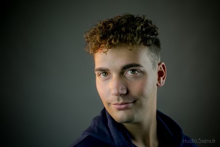 Nous sommes très heureux d'accueillir Martin BARIGAULT au sein de l'Ensemble Sottovoce pour notre tournée estivale 2023. Martin intègrera le pupitre de baryton-basse pour remplacer Adrien BÂTY, le 31 juillet à Larmor-Plage et le 1er août à Carnac.
Martin Barigault découvre sa passion pour le chant en 2013, en intégrant la classe de Fabrice Maurin au conservatoire de La Rochelle, puis fais ses premiers pas avec l'ensemble vocal Polymnie dirigé par son professeur.
Il poursuit sa formation à la faculté de musicologie et au conservatoire de Tours où il obtient sa licence et son DEM de chant dans la classe de Noémi Rime.
Ses premiers pas à l’opéra se font pour la création d’Étienne Perruchon le Septième Continent en 2017 au Grand Théâtre de Saint Nazaire, à l’opéra Garnier pour un projet Requiem de Mozart, ainsi que dans les choeurs du Théâtre des Champs Elysées avec le Centre de Musique Baroque de Versailles.
Pendant son cursus musical, il a l’opportunité de travailler avec des artistes tels que François Bazola, Franck Leguérinel, Alain Buet, Muriel Ferraro pour le chant et Clément Buonomo pour la direction de choeur.
Actuellement intermittent du spectacle il chante le rôle de Fiorello dans le Barbier de Séville de Rossini avec les Escales Lyriques, puis le rôle de la Haine et Ubalde dans Armide de Lully sous la direction de Xavier Truong-Fallai au Théâtre Chanzy d’Angers en mai 2022.
On peut l’entendre en soliste dans des oratorios tels que la messa di gloria de Puccini, la passion selon st Jean de Bach ou les requiem de Mozart et Fauré.
Il termine cette année son cursus au Centre de Musique Baroque de Versailles avec lequel il a chanté sous la direction de grands chefs tels qu’Emmanuelle Haïm, Hervé Niquet ou encore Julien Chauvin.
Nous lui souhaitons la bienvenue dans l'Ensemble, et avons hâte de travailler à ses côtés !