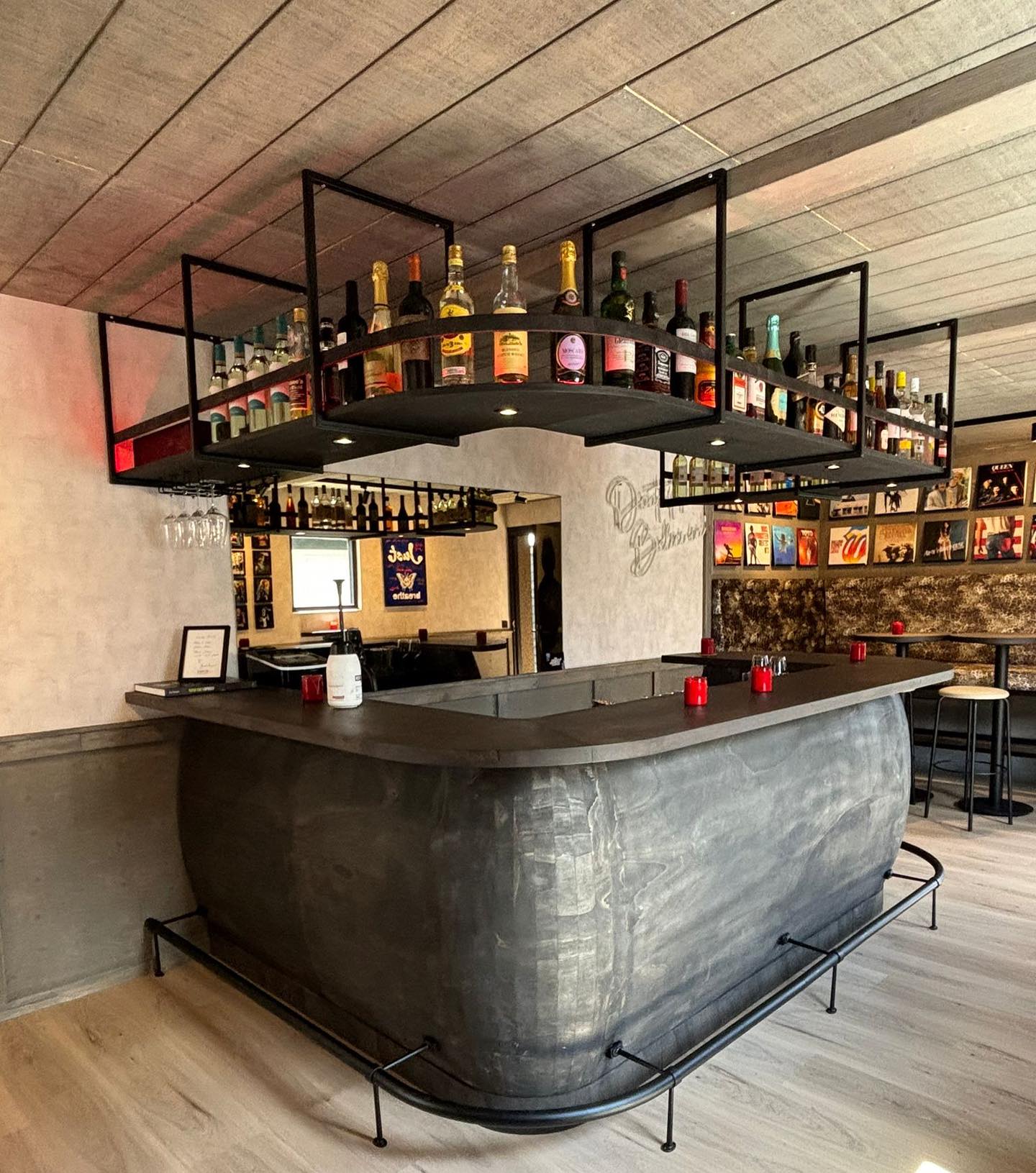 Wat een gave bar is dit geworden! Het blad is gemaakt van massief eiken en de romp van vurenmultiplex, beiden gebeitst!