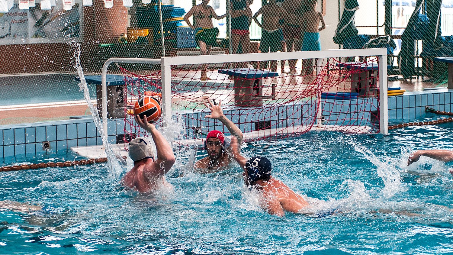 E' uno degli sport che richiedono maggiore coinvolgimento fisico eppure a guardare una partita di pallanuoto professionale ho avuto l'impressione che fosse quanto di più naturale e spontaneo potesse esserci. E forse risiede proprio in questo il carattere di "professionalità", nel far sembrare semplice la fatica.
www.andreaveneziano.it
#sport #fotografosportivo #fotosport #andreaveneziano #pallanuoto #agonismo #puglia #fin