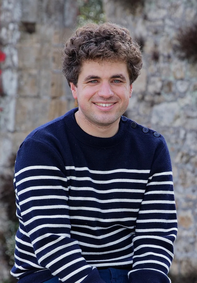 Membre du quatuor dès sa création en 2011, il ne s'écoule pas une année sans que nous puissions compter sur l'engagement de Tristan. Il est le dernier élément de notre quatuor, et sera présent parmi nous pour nos concerts des 29 et 31 juillet, et du 1er août.
📸 Francis Payol, octobre 2022
Formé au Conservatoire de Lorient, Tristan débute l’apprentissage du chant choral au sein des chœurs conduits par Fabrine Loret (2002-2012) avant de rejoindre Strasbourg, où il entre au Conservatoire à rayonnement régional.
Entre 2014 et 2015, il obtient une bourse d’études et intègre le prestigieux Chœur de Royal Holloway, Université de Londres, dirigé par Rupert Gough. Ensemble vocal de 24 chanteurs considéré comme l’un des meilleurs chœurs à voix mixtes du Royaume-Uni.
À l’été 2019, Tristan intègre le Chœur Mikrokosmos, dirigé par Loïc Pierre. Chœur de renommée internationale, Mikrokosmos est l’invité de festivals prestigieux et ses spectacles sont repris à de très nombreuses reprises, en France comme à travers le monde.
Parallèlement à ses nombreuses expériences en tant que chanteur, Tristan créé en 2019 Noxe Productions, un label digital dédié à la production musicale et à la création.
Pour réserver vos billets et bénéficier de tarifs exclusifs en pré-vente, c'est par ici : 👇🏻
https://www.helloasso.com/associations/ensemble-sottovoce/evenements/le-temps-d-une-chanson-tournee-estivale-2023