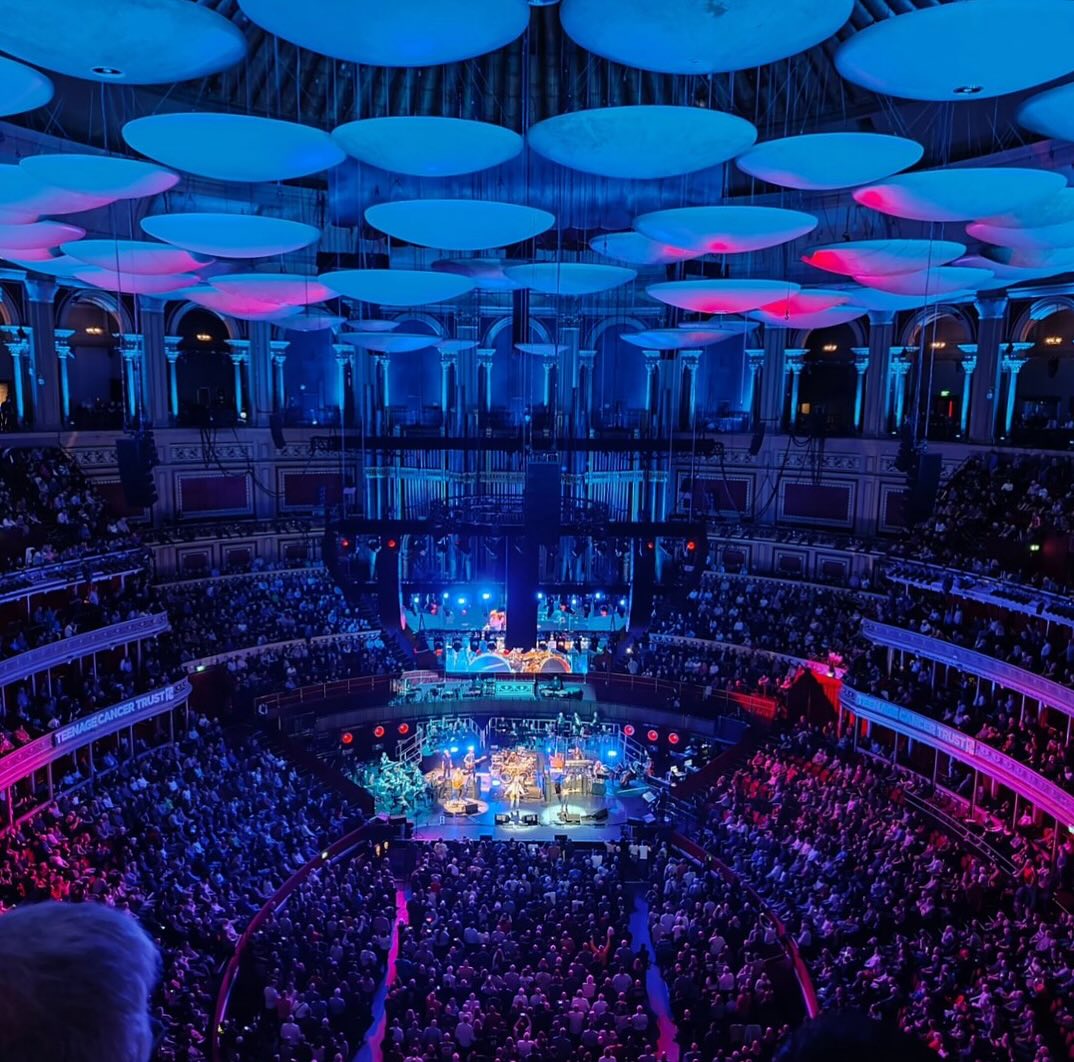 Night 1 ✨
📸 : @bkehew2000
•
•
•
•
@royalalberthall @officialthewho @teenage_cancer #thewho #concert #charity #royalalbert #royalalberthall #london #uk #musician #rock #keyboard #rockpiano #orchestra #music #gig #lighting #gigphotography