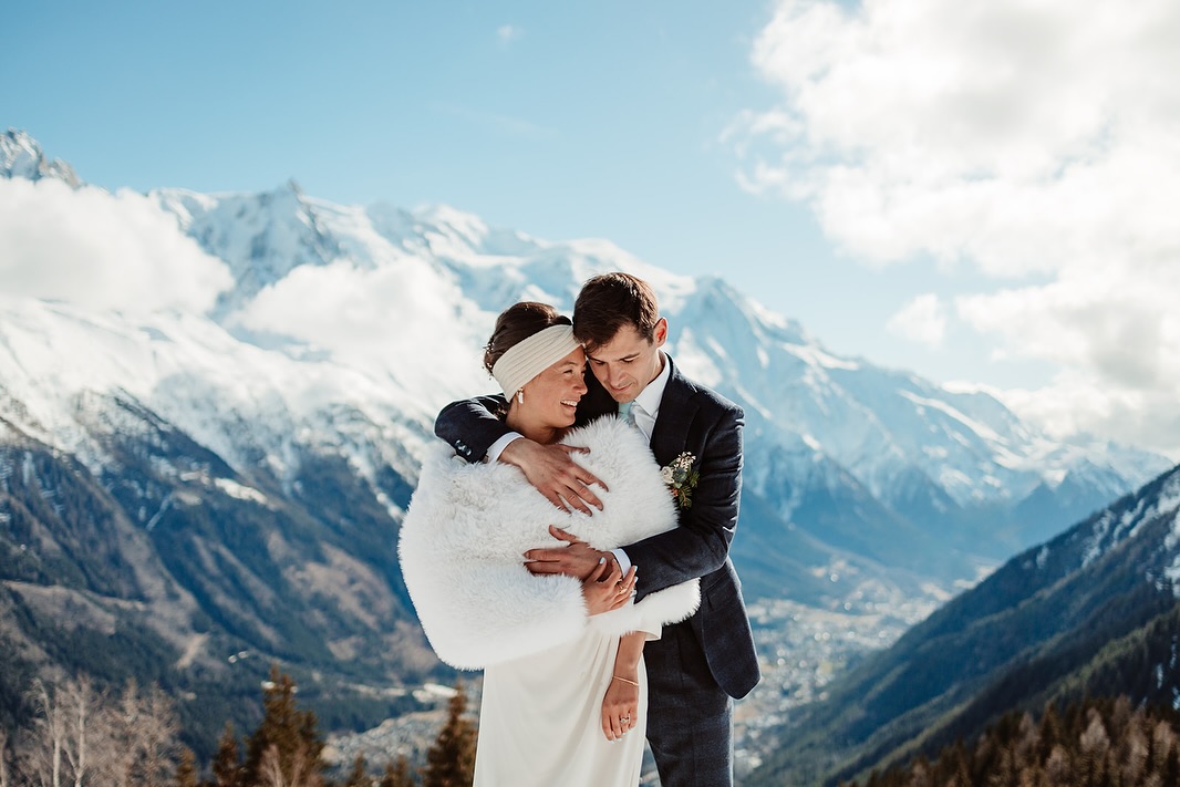 |Mariage d’hiver|
Aujourd’hui, étant en manque de ciel bleu j’avais envie de vous partager une photo de mariage sous le soleil… Bien, il n’y a plus de saison ma bonne dame! Il aura fallut que j’aille chercher mon premier mariage 2024 de cet hiver pour vous régaler de ce ciel bleu! La montagne en plus c’est carrément un bonus pour le plaisir des yeux. Ce cadre d’hiver féerique pour un mariage solaire, tout ce que j’aime !
Ce jour là, on est arrivé sur le lieu sous la neige et quand la cérémonie a commencé, le ciel s’est dégagé comme par magie! C’était incroyable !
J’avoue avoir un vrai faible et amour pour la montagne et encore plus l’hiver!
Et vous? Team mariage raclette/montagne ou mariage fruits de mer/plage ?
.
.
.
#mariagehiver #mariagemontagne #mariagechamonix #mariagesouslaneige #mariageneige