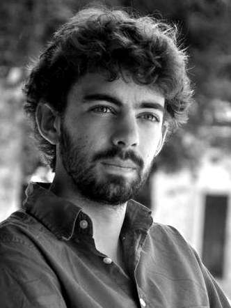 Notre baryton-basse Adrien BÂTY sera parmi nous pour le premier concert de notre tournée estivale, le 29 juillet prochain, à Arradon.
Après des études au CRR de Bordeaux et à la Maîtrise de Notre-Dame de Paris, Adrien intègre les ensembles professionnels La Tempête et Les Métaboles avec lesquels il engrange une riche expérience dans de nombreux festivals. Depuis son arrivée en Bretagne en 2016, il a rejoint le choeur Mélisme(s), le chœur de l'Opéra de Rennes, l'ensemble Sonopsie et l'Octuor Oxymore. Il se produit également comme soliste d'oratorio : on a pu le voir en 2018 dans la passion selon Saint-Jean de Jean-Sébastien Bach avec l'Ensemble Baroque de Rennes. Il se perfectionne actuellement auprès d'Agnès Brosset et Frédérique Lory.
Pour réserver votre billet, c'est par ici 👇🏻
https://www.helloasso.com/associations/ensemble-sottovoce/evenements/le-temps-d-une-chanson-tournee-estivale-2023