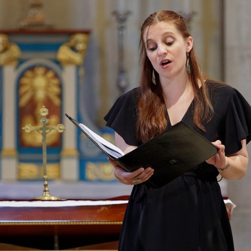 Cofondatrice de l'Ensemble, Angéline ne manque pas une tournée Sottovoce depuis près de douze ans. Cette année encore, elle sera de la partie et nous sommes très heureux de la retrouver à nos côtés pour cette tournée estivale 2023 !
Ancienne élève de la Maîtrise de Sainte Anne d'Auray (de 2001 à 2011), Angéline suit par ailleurs une formation en orgue depuis 2004. Elle intègre ensuite le Conservatoire de Musique et de Danse de Lorient en Chant lyrique, auprès de Didier Helleux et en Direction de Choeur, avec Fabrine Loret.
En Septembre 2012, Angéline Johnston intègre la classe de Chant Lyrique de Jacques Schwarz et la classe de Direction de Choeur de Rolandas Muléika au Conservatoire Régional de Toulouse et suit en parallèle un cursus de musicologie classique. En 2017, elle intègre le Conservatoire Régional de Tours en classe de Chant Lyrique avec Noémi Rime ainsi que le Département de Musique Ancienne de Tours en classe de Chant Baroque avec Noémi Rime et en classe d'Orgue Renaissance avec Jean-Luc Etienne.
Titulaire d'un DEM en chant lyrique, Angéline participe à des projets artistiques multiples qu'elle intègre à travers la France.
Crédit photo 📸 : Francis Payol, juillet 2021