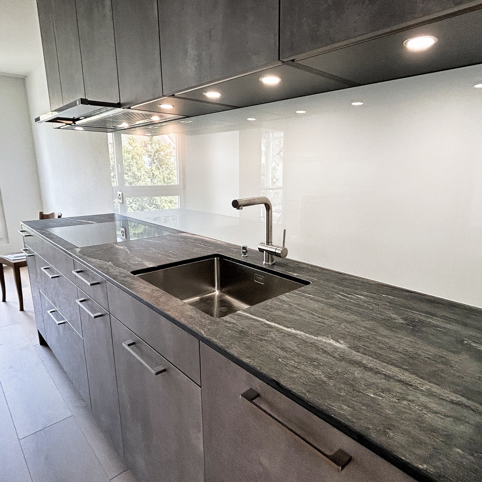 Küchen-Umbau einer Eigentumswohnung in Urdorf 🏡
Diese Küche verbindet modernes Design und zeitlose Eleganz. Die Beton-Optik der Fronten verleiht einen urbanen Touch️, während die edle Naturstein-Abdeckung von Truffer aus Vals das Highlight bildet. Die Glasrückwand rundet das Design perfekt ab und schafft eine lichtdurchflutete Atmosphäre.
#Bauleitung #GranitExklusivität #Eleganz #KlassischeKüche #ZeitloseEleganz #Küchenästhetik #KüchenDesign #Handwerk #Limmattal #Urdorf #Küchenliebe #Neueküche #design #AllesAusEinerHand #Küchenbau
@haecker_kuechen @valserstein @paradisa_gmbh @suterinox @vzug