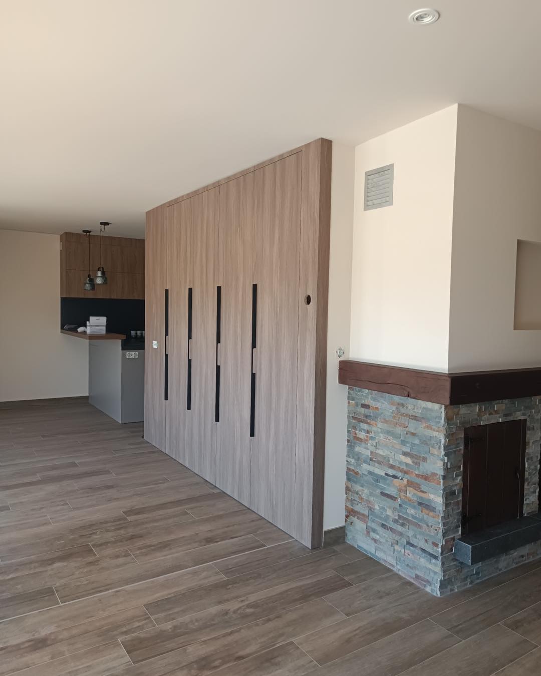 ABANS/DESPRÉS
Conservant l'estructura del foc a terra i donant amplitud a l'espai.
Us agrada el resultat?
#espaih #design #interiordesign #workdesign #desig #designlovers #afterbefore #livingroom #livingroomdecor