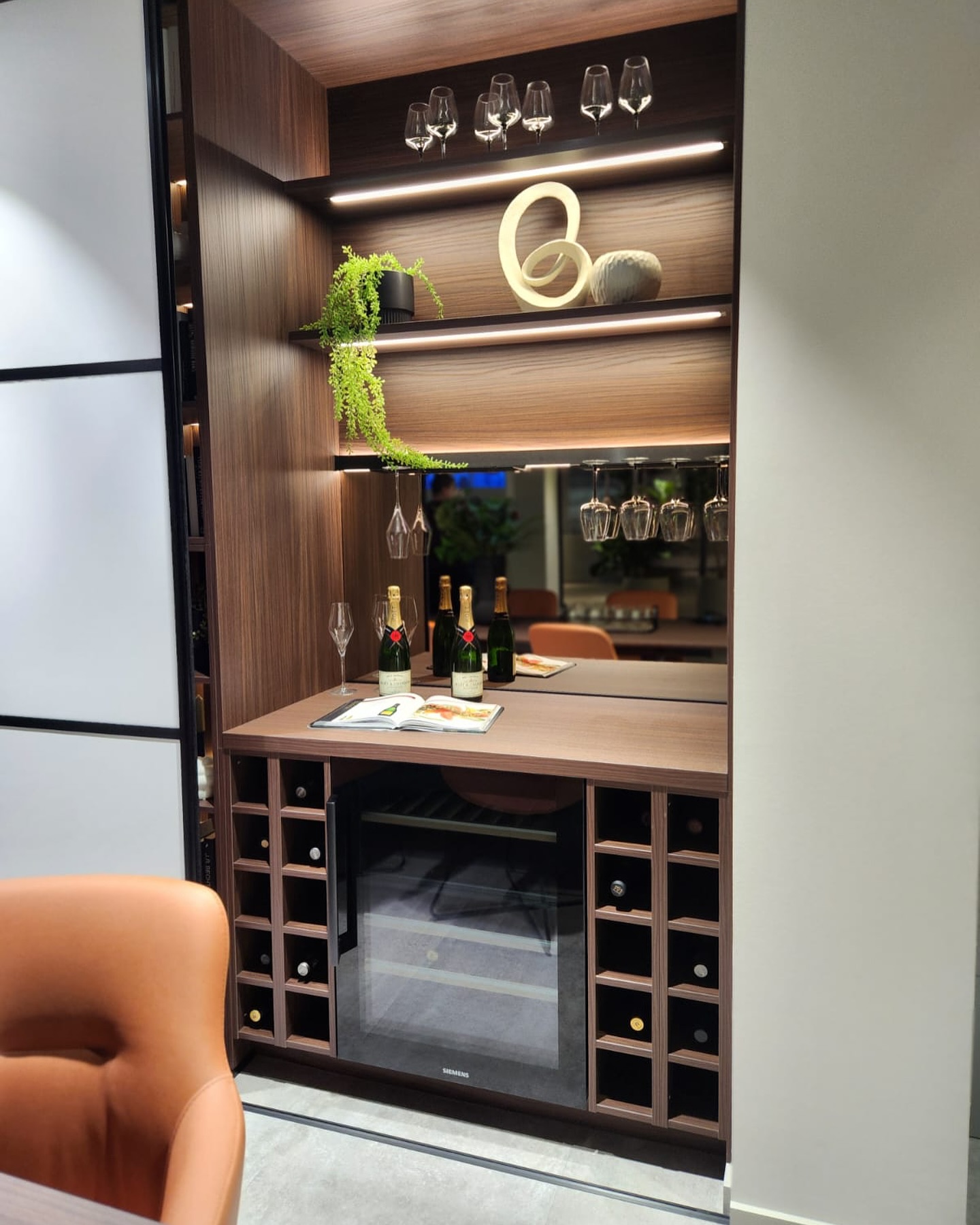 Our DNA: Inspiring again and again. Under the motto “next level of innovation”, innovation, holistic design and product perfection are at the centre of our new products this year. Following the extensive grid conversion for a consistently perfect look, we are taking our interiors to the next level of innovation for 2025: kitchens, bathrooms and living areas are getting a completely new interior design.
#kitchen #kitchendesign #interiordesign #home #food #homedecor #design #interior #cooking #kitchendecor #decor #nobilia #homedesign #architecture #foodporn #bathroom #furniture #homesweethome #love #bedroom #renovation #kitcheninspo #instagood #kitchenremodel #kitcheninspiration #instafood #interiors #house